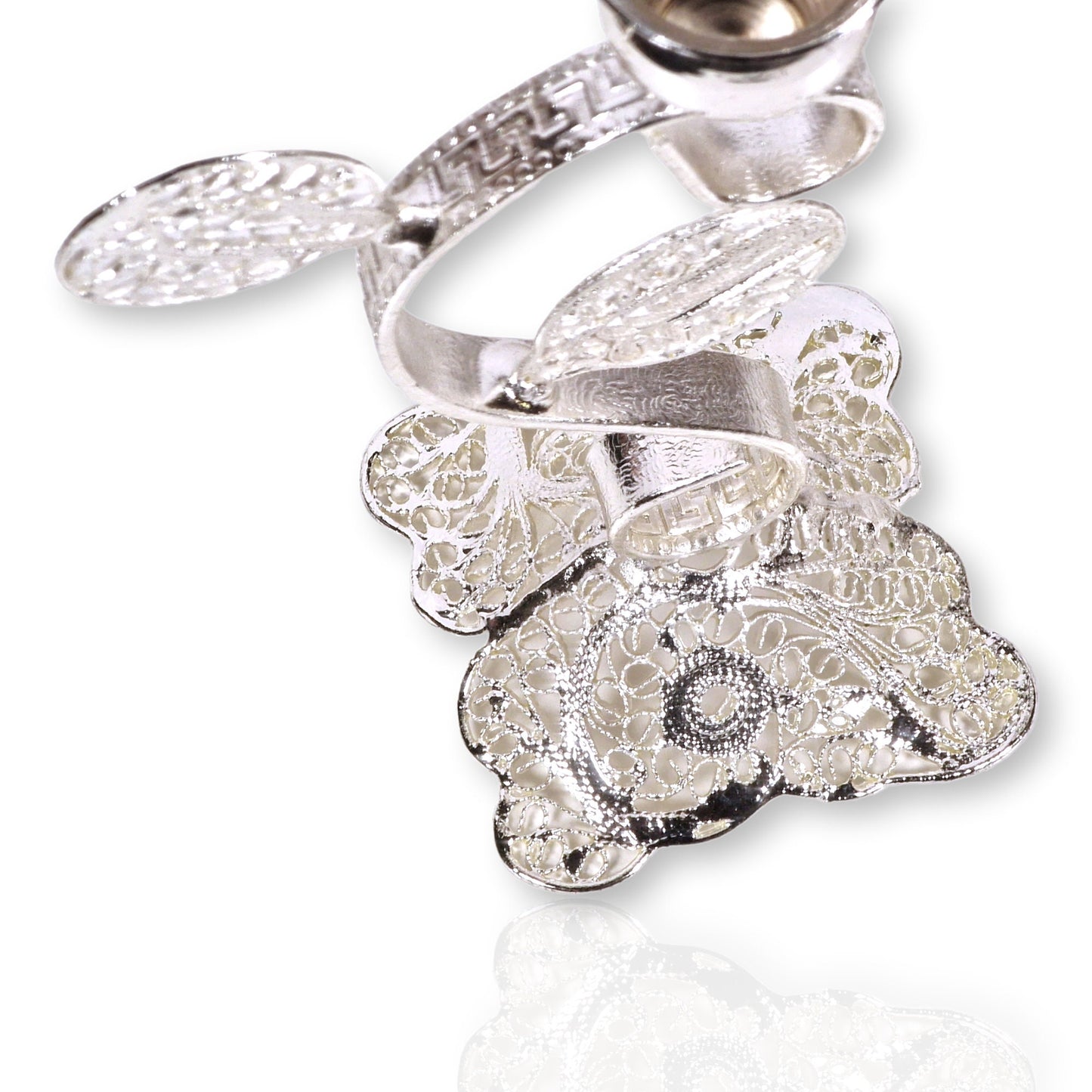 Par de candelabros hechos a mano con hilos de cobre y bañados en plata, un artículo de lujo del arte persa.