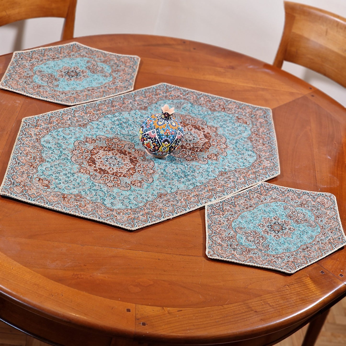 Lujoso set de cinco manteles de "termeh" con diseño Gohar elaborados en poliéster, un regalo exclusivo del arte persa para la Navidad