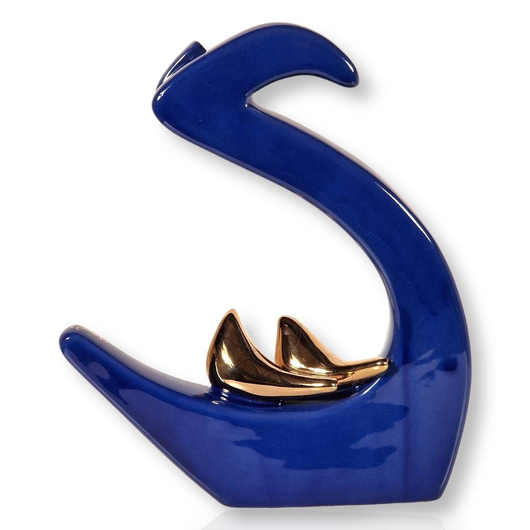 Letra "J" de cerámica hecha a mano, decorada con un elegante diseño de "caligrafía persa Nastaliq" dorada sobre fondo azul con dos pájaros.