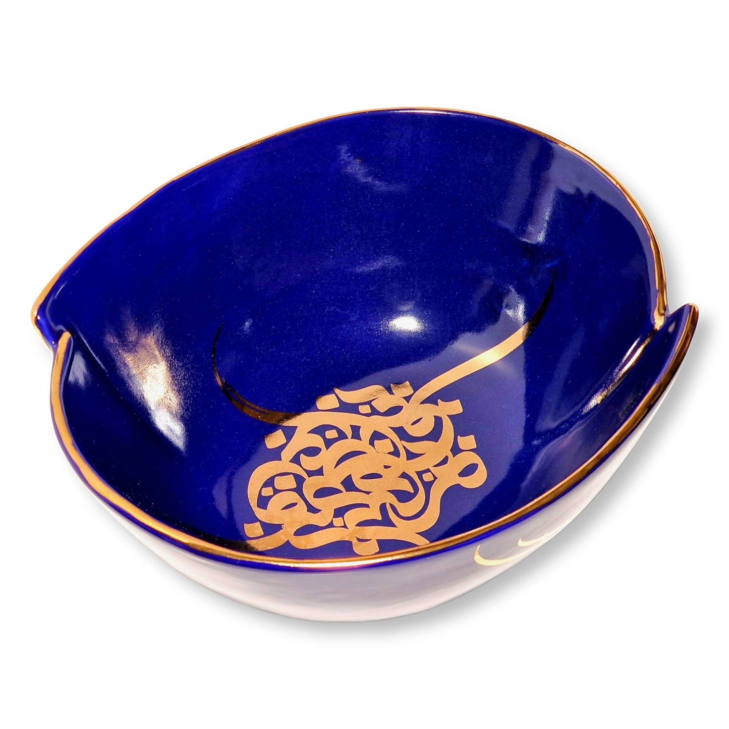 Frutero/ensaladera de cerámica hecho a mano, decorado con un elegante diseño de "caligrafía persa Nastaliq" en dorado sobre fondo azul.