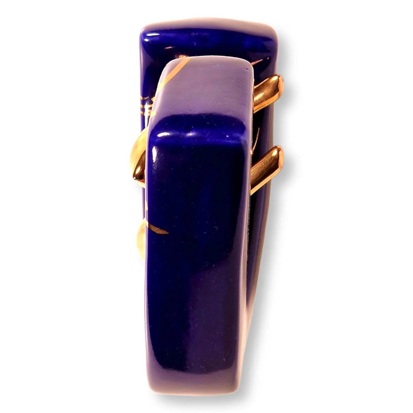 Letra "D" de cerámica hecha a mano, decorada con un elegante diseño de "caligrafía persa Nastaliq" dorada sobre fondo azul con dos pájaros.