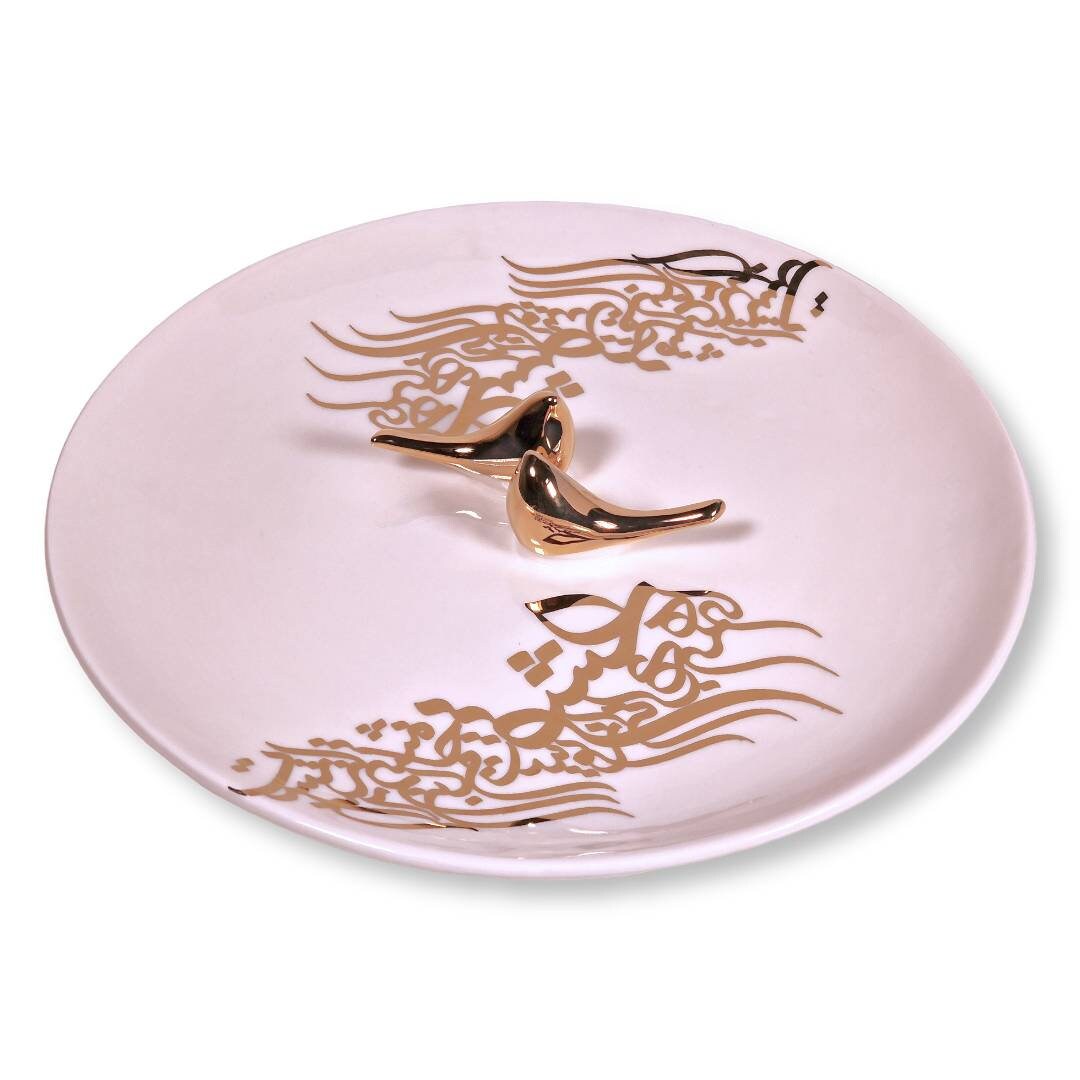 Fuente de cerámica hecha a mano, decorada con un elegante diseño de "caligrafía persa Nastaliq" dorada sobre fondo blanco con dos pájaros.