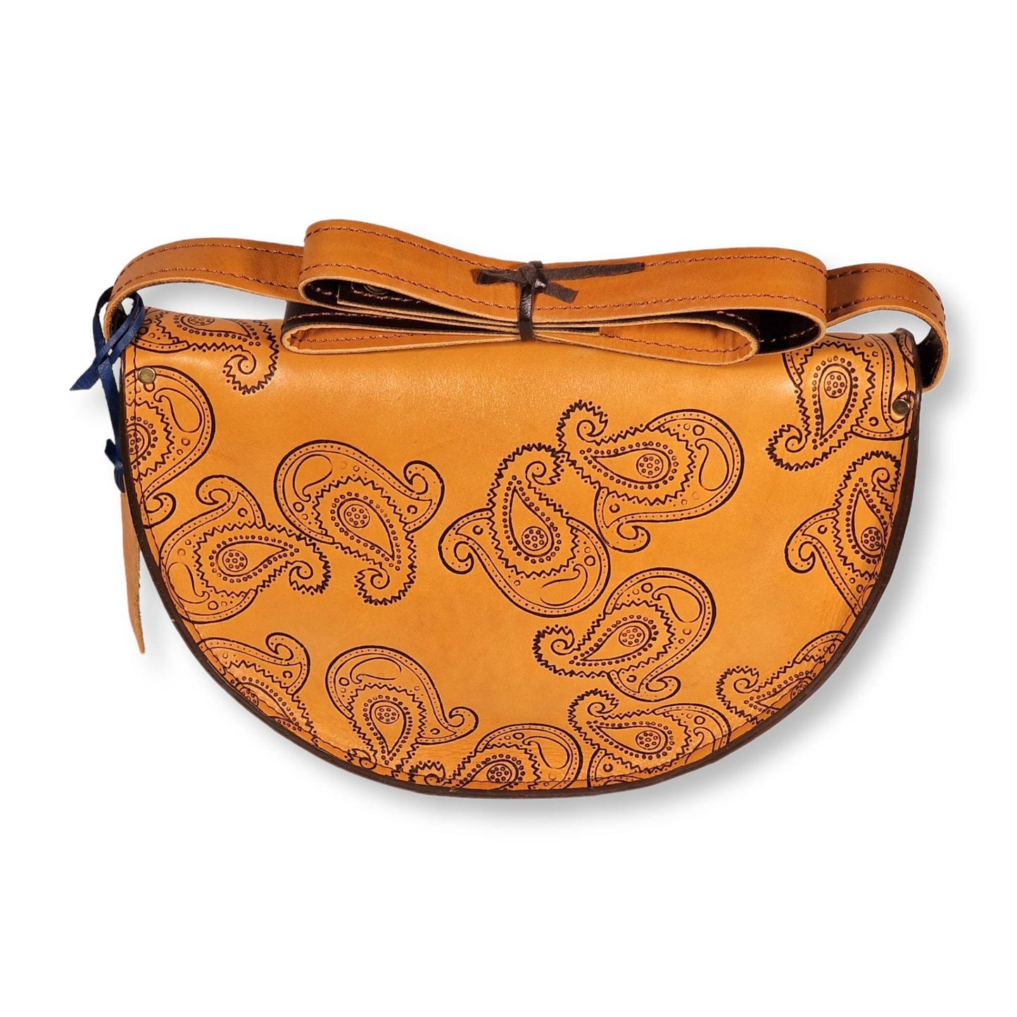 Bolso mostaza de cuero vacuno natural decorado con la palabra "ENAMORADO" en caligrafía artística persa Nastaliq tallada en latón.