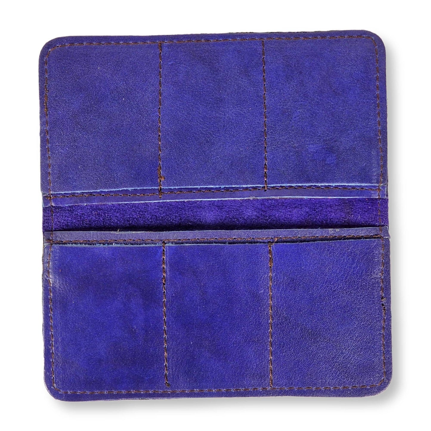 Cartera azul de cuero vacuno natural hecha a mano decorada con la palabra “NADA” en caligrafía artística persa Nastaliq tallada en latón.