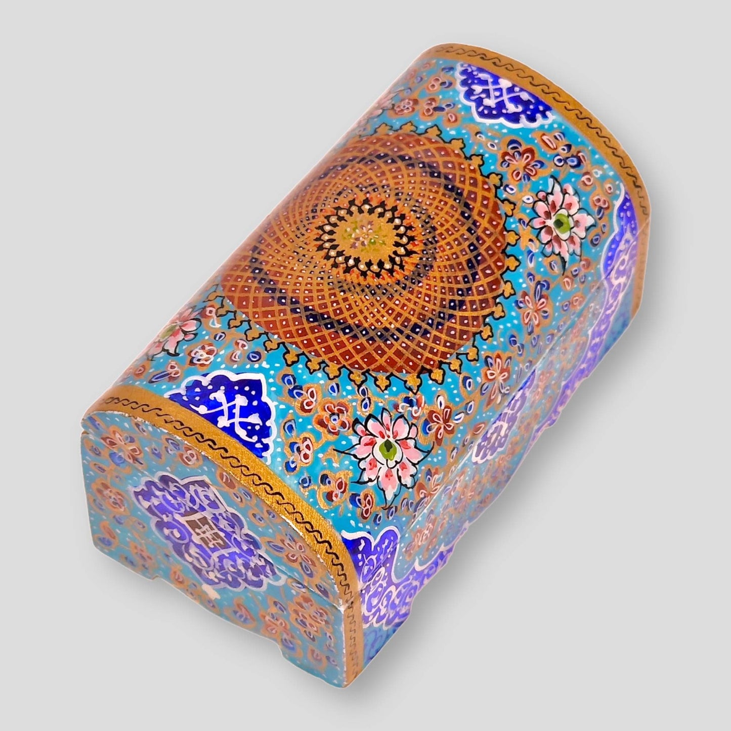 Cofre joyero de hueso de camello pintado a mano con un diseño en miniatura aplicando el arte persa del "tazhib" o iluminación con dorado.