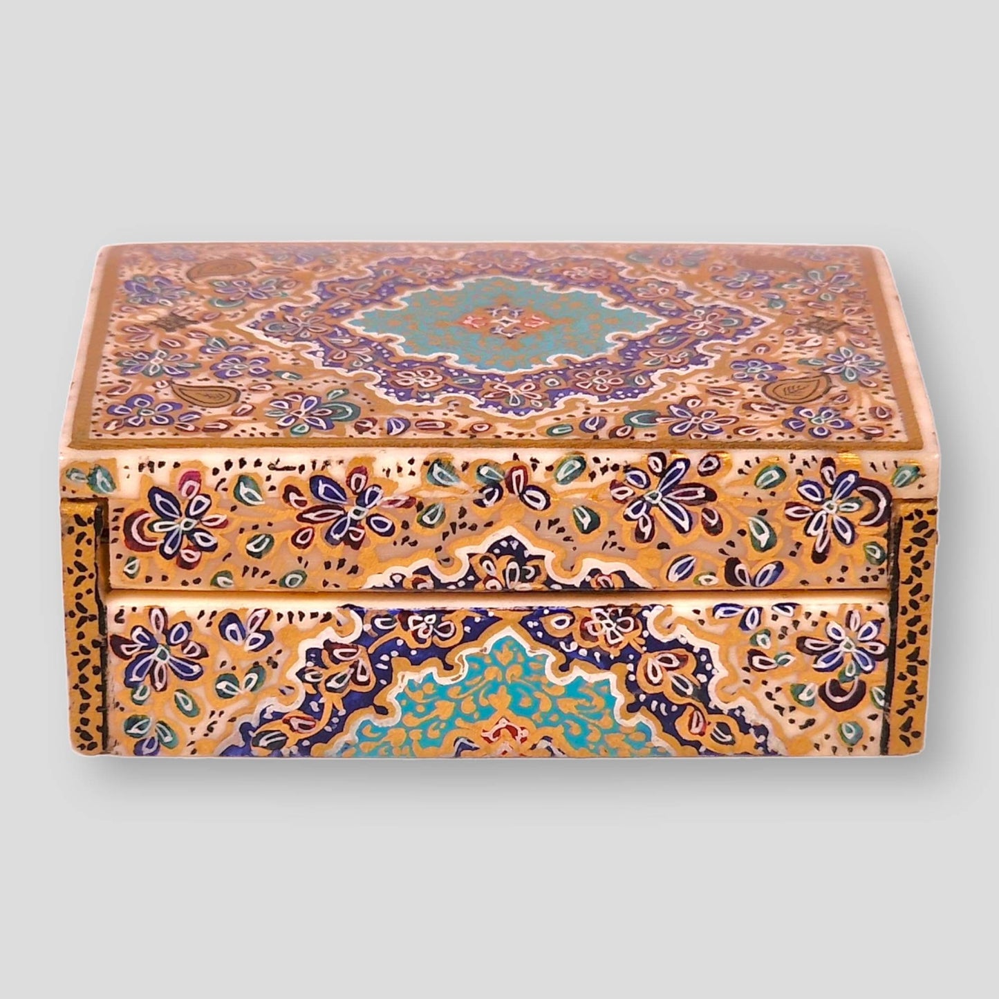 Joyero de hueso de camello pintado a mano con un diseño en miniatura aplicando el lujoso arte persa del "tazhib" o iluminación con dorado