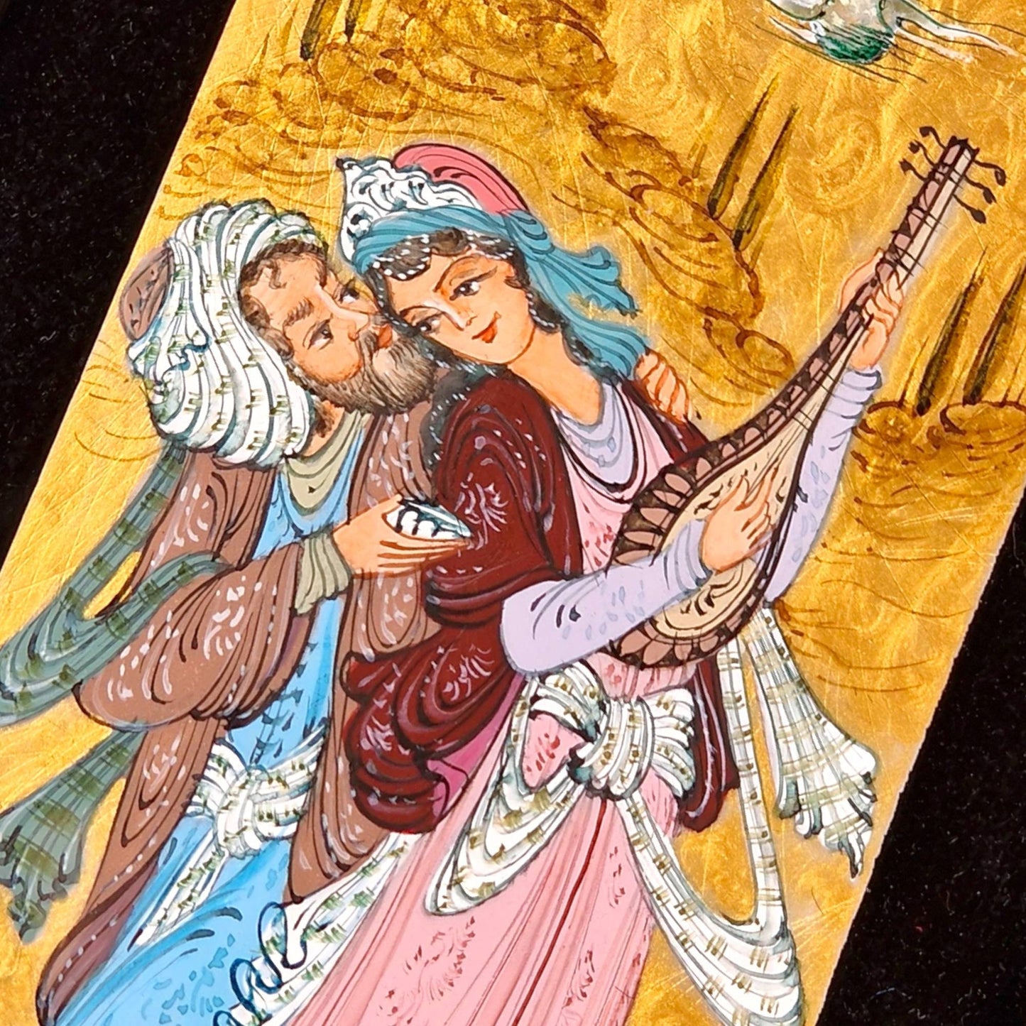 Cuadro pintado a mano sobre hueso de camello con un diseño en miniatura persa de “Leyli y Majnun” con marco de "khatam kari" o marquetería.