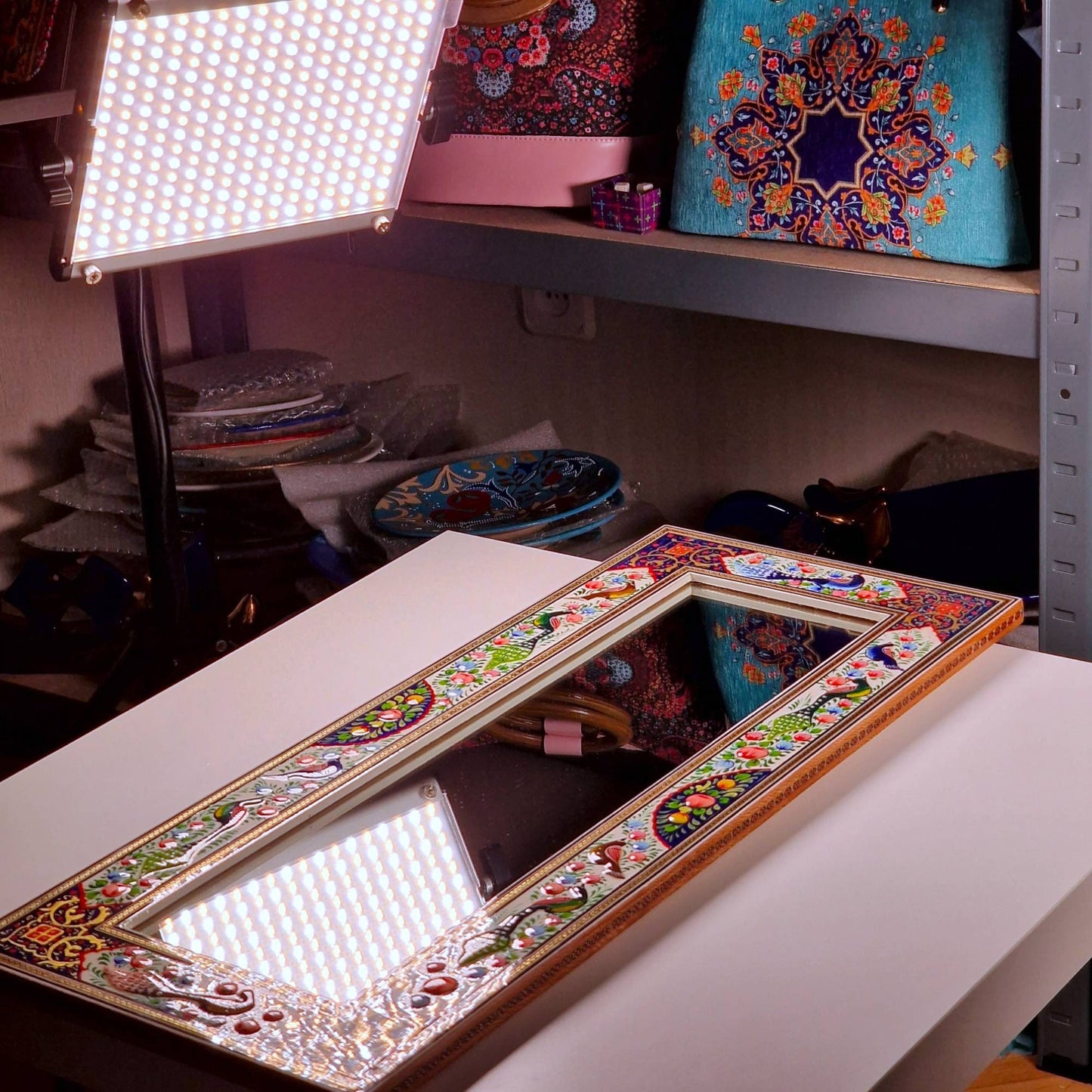 Espejo de madera decorado con miniatura persa esmaltada de "gol o morgh" (flor y pájaros), iluminación (tazhib) y marquetería (khatam kari)