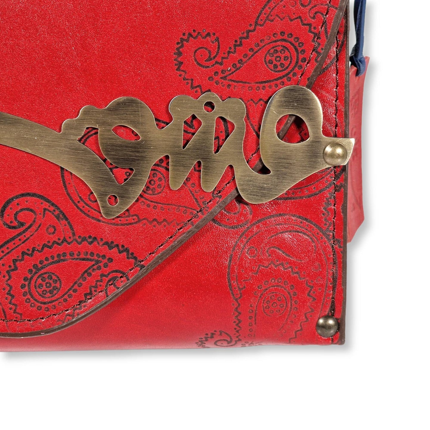 Bolso rojo de cuero vacuno natural y madera decorado con la palabra "AMOR" en caligrafía artística persa Nastaliq tallada en latón.