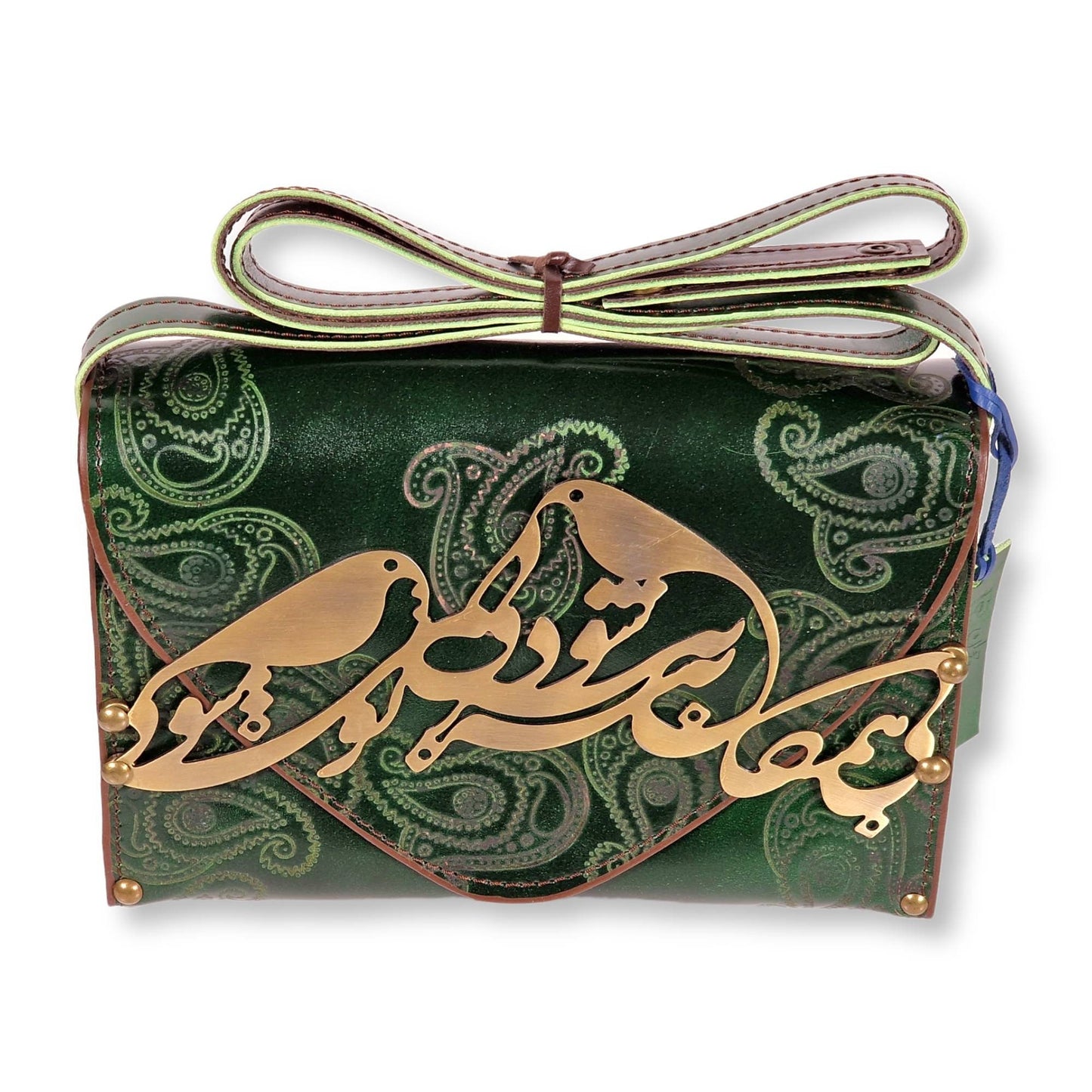 Bolso verde de cuero vacuno natural y madera decorado con un hermoso poema de Rumi en caligrafía artística persa Nastaliq tallado en latón.