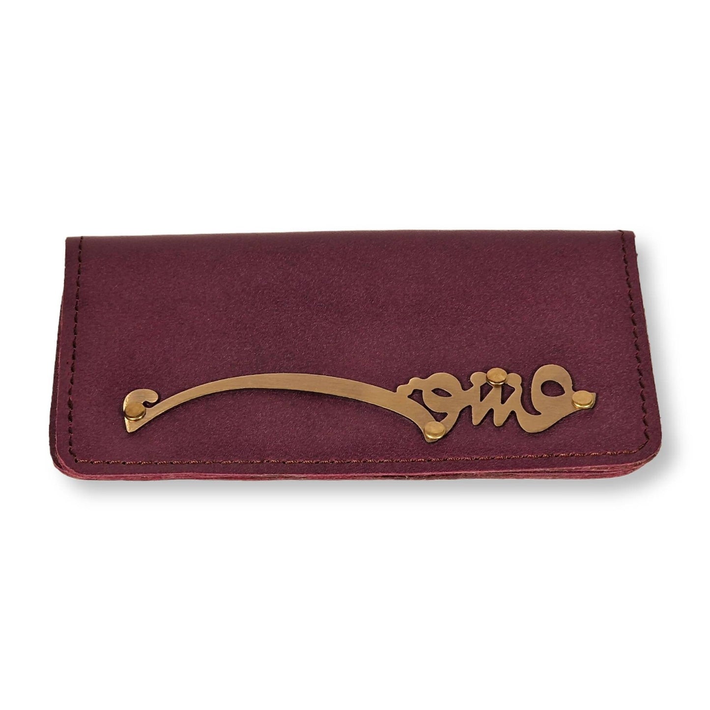 Cartera morada de cuero vacuno natural hecha a mano decorada con la palabra “AMOR” en caligrafía artística persa Nastaliq tallada en latón.