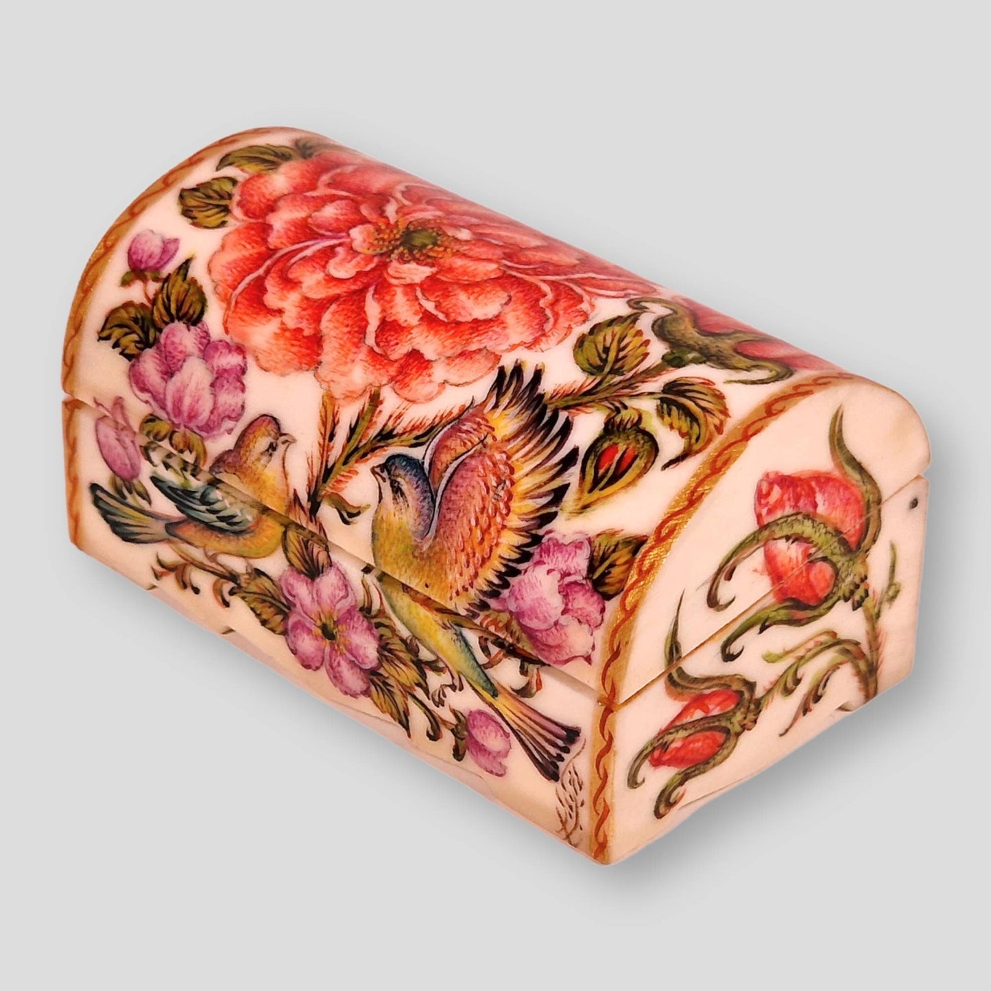 Cofre joyero de hueso de camello pintado a mano con un diseño en miniatura inspirado en el arte persa de "Gol o Morgh" (la flor y el pájaro)
