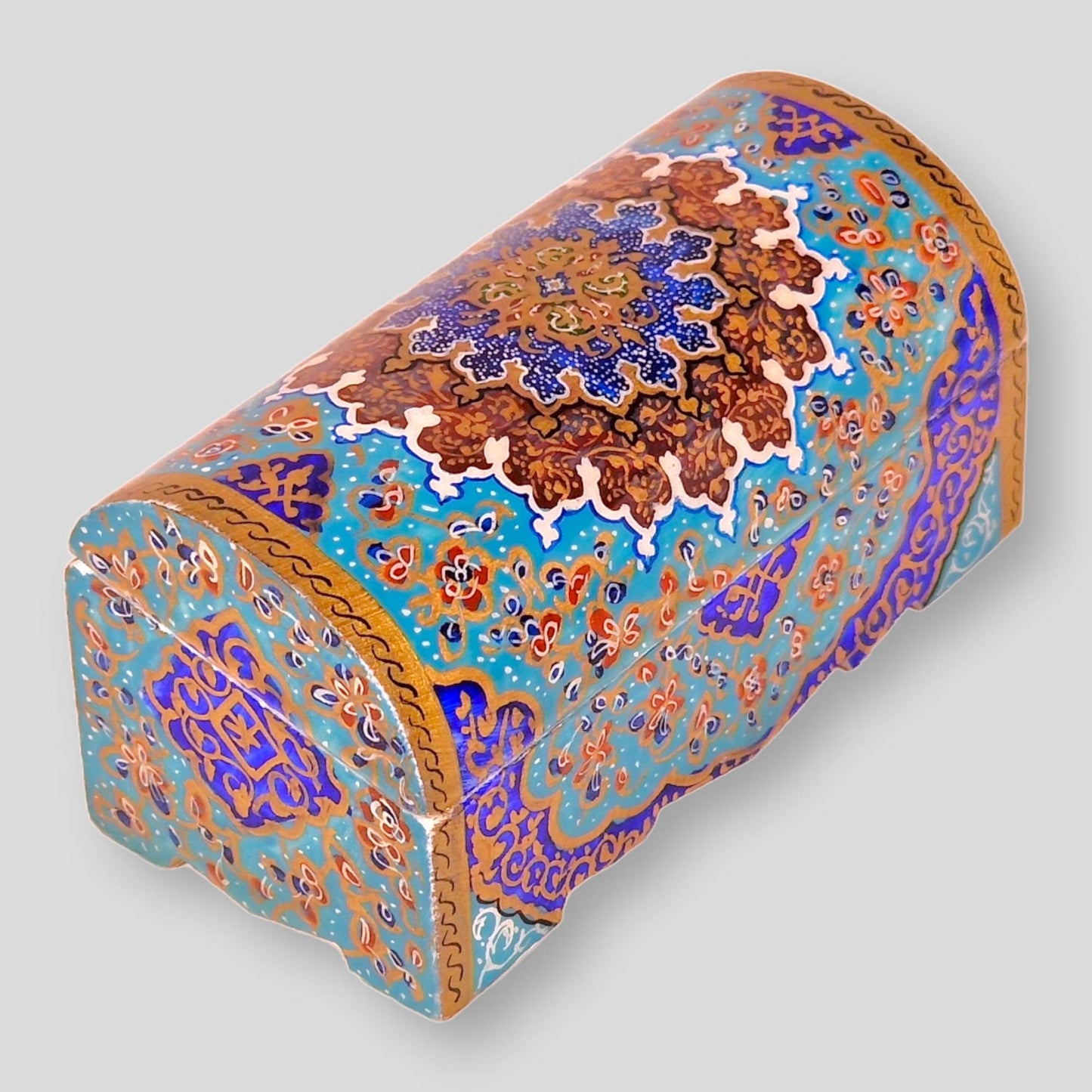 Cofre joyero de hueso de camello pintado a mano con un diseño en miniatura aplicando el arte persa del "tazhib" o iluminación con dorado.