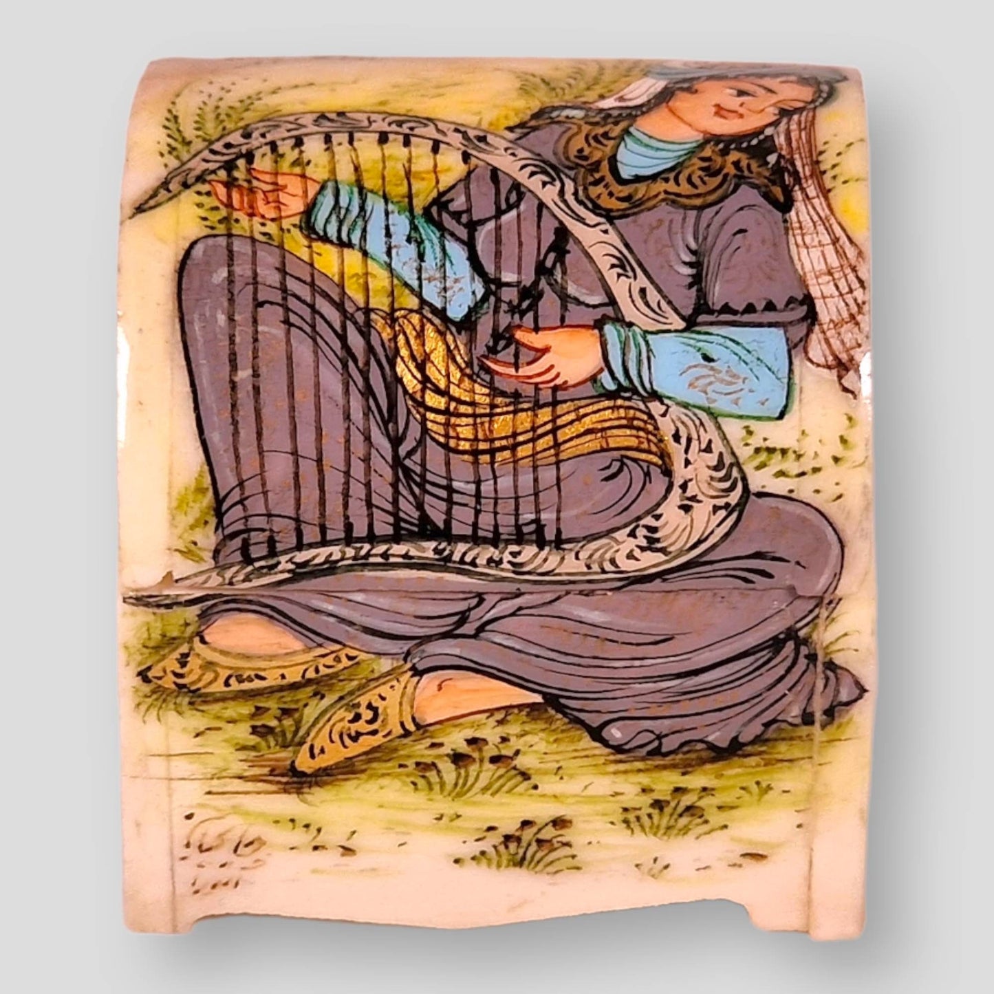 Cofre joyero de hueso de camello pintado a mano con un diseño en miniatura persa inspirado en la historia de amor de "Leyli y Majnun".