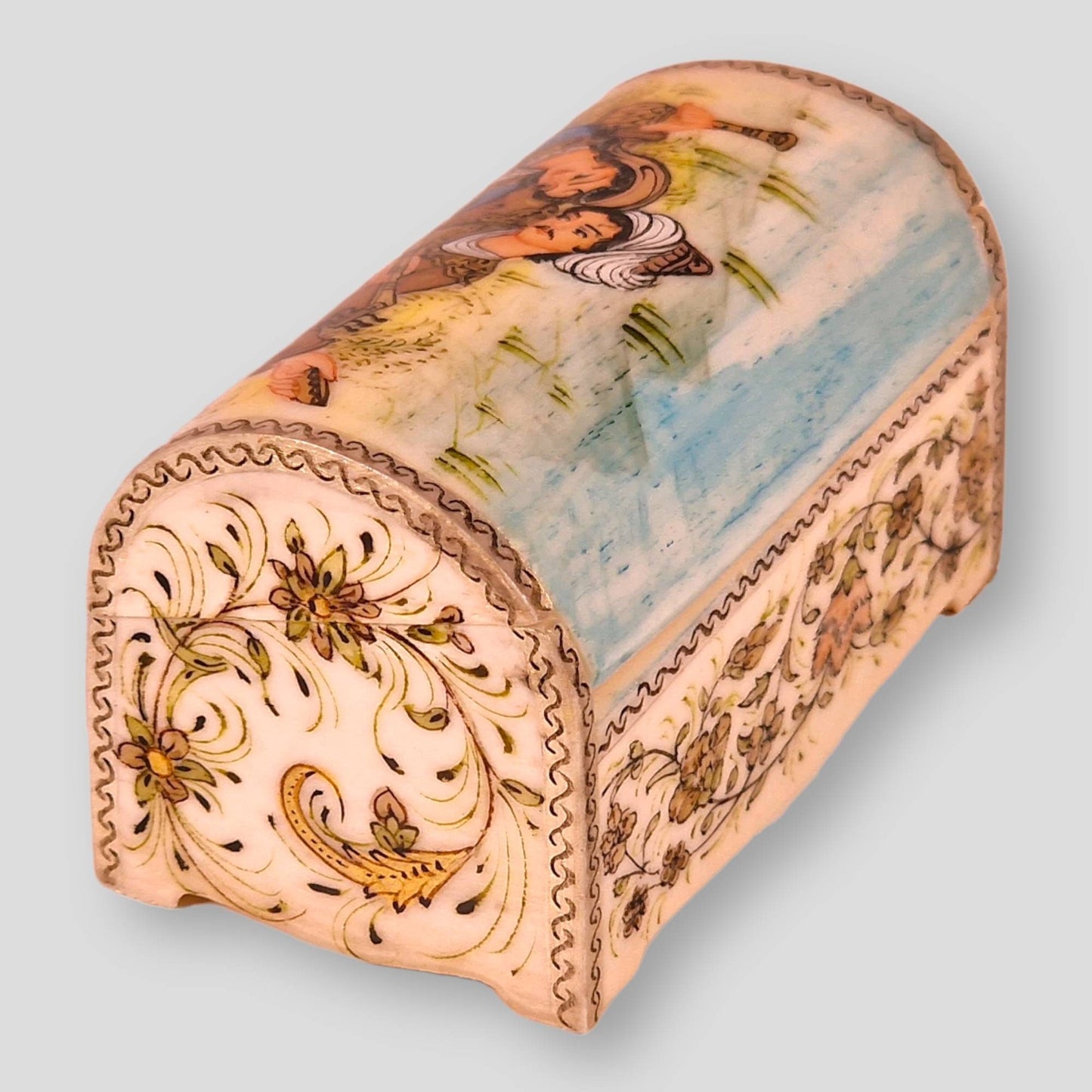 Cofre joyero de hueso de camello pintado a mano con un diseño en miniatura persa inspirado en la historia de amor de "Leyli y Majnun".