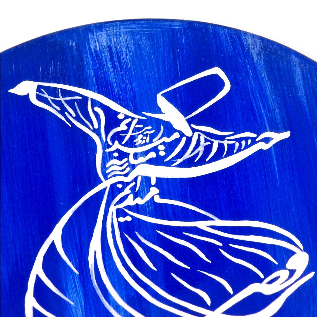 Plato de cerámica de 21 cm pintado a mano con la grácil figura de un derviche danzante sobre fondo azul y con caligrafía persa "Nastaliq".