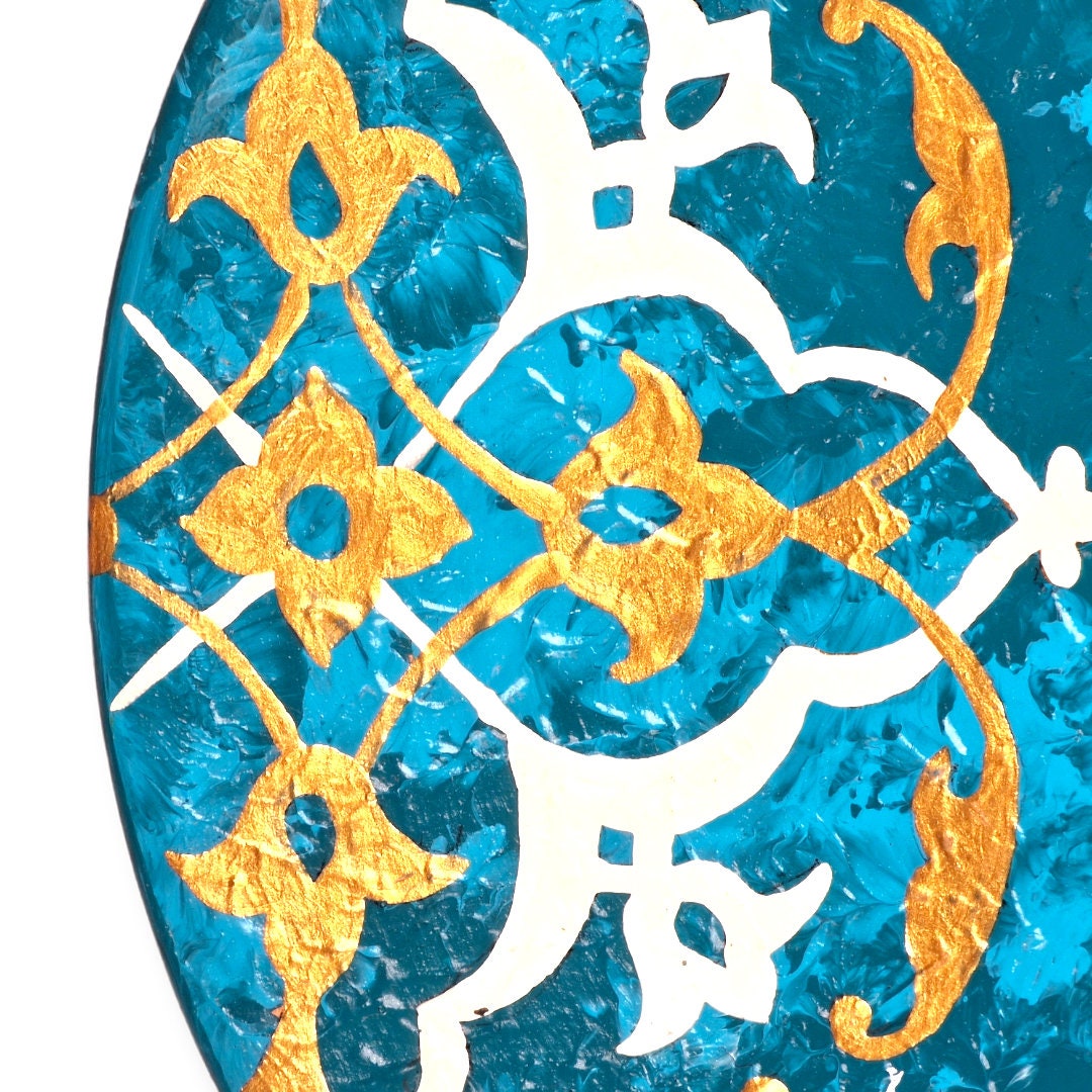 Plato de cerámica de 20 cm pintado a mano con un fino diseño de "tazhib" floral, el preciado arte persa de la iluminación sobre fondo rugoso