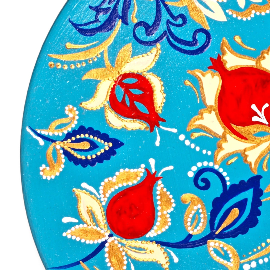 Plato de cerámica de 21 cm pintado a mano con un precioso diseño persa de granadas símbolo de Yalda, empleando la técnica del puntillismo.