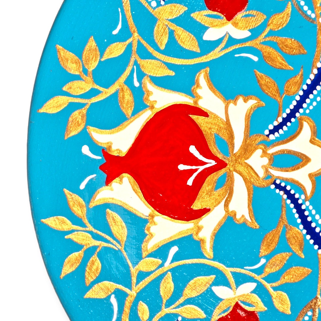 Plato de cerámica de 21 cm pintado a mano con un precioso diseño persa de granadas símbolo de Yalda, empleando la técnica del puntillismo.