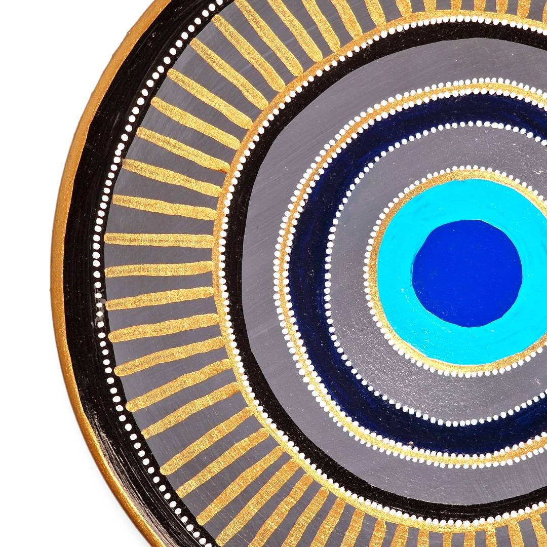 Plato de cerámica de 30 cm pintado a mano con un sofisticado diseño persa minimalista de ojo turco empleando la técnica del puntillismo.