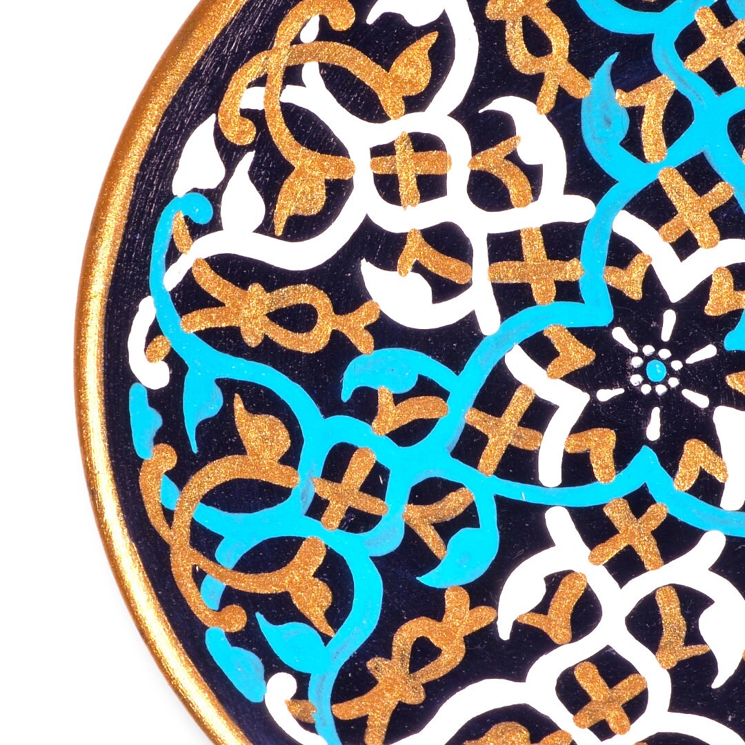 Plato de cerámica de 16 cm pintado a mano con un fino diseño de "tazhib", el preciado arte persa de la iluminación con dorado.