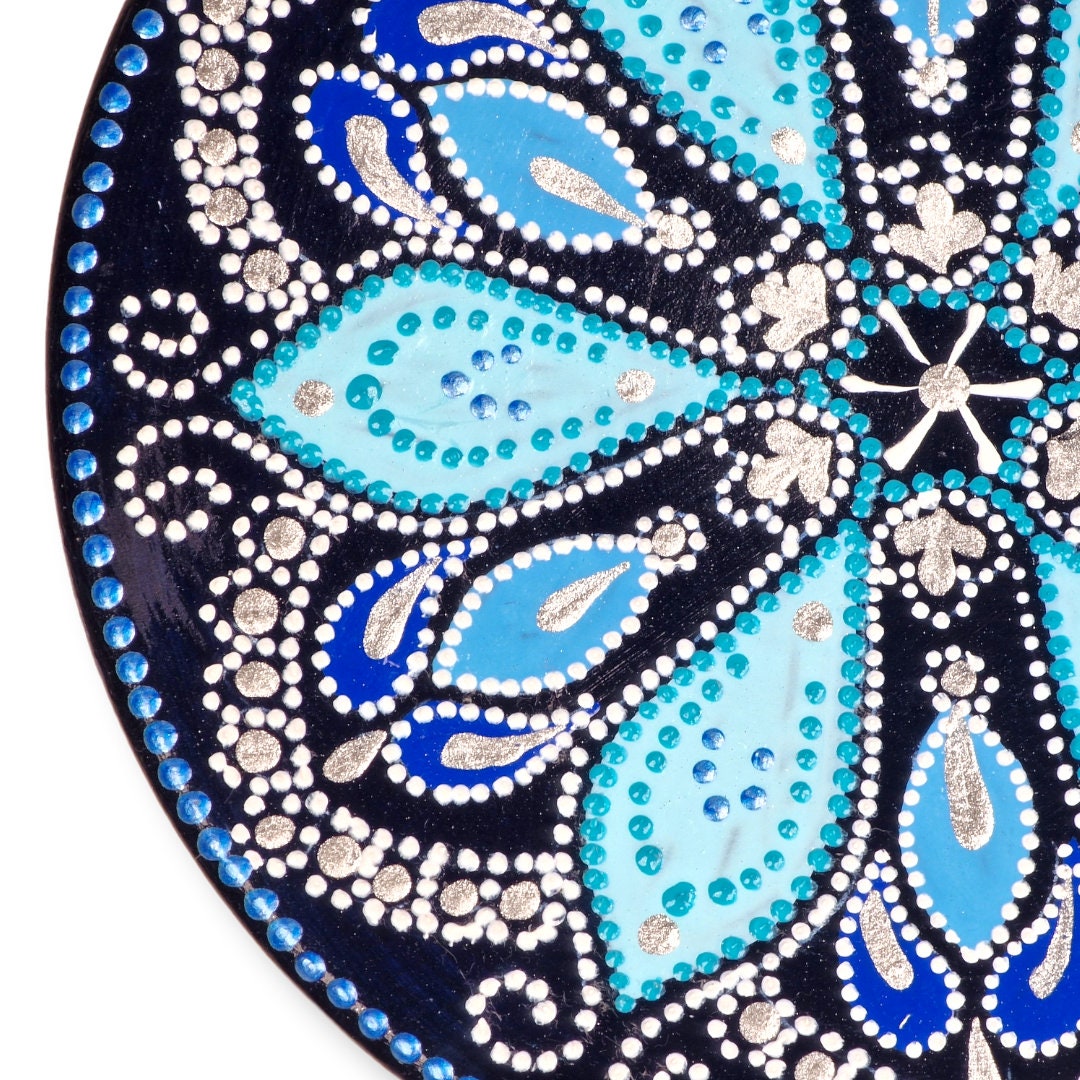 Plato de cerámica de 16 cm pintado a mano con un delicado diseño de "tazhib", el preciado arte persa de la iluminación y puntillismo.