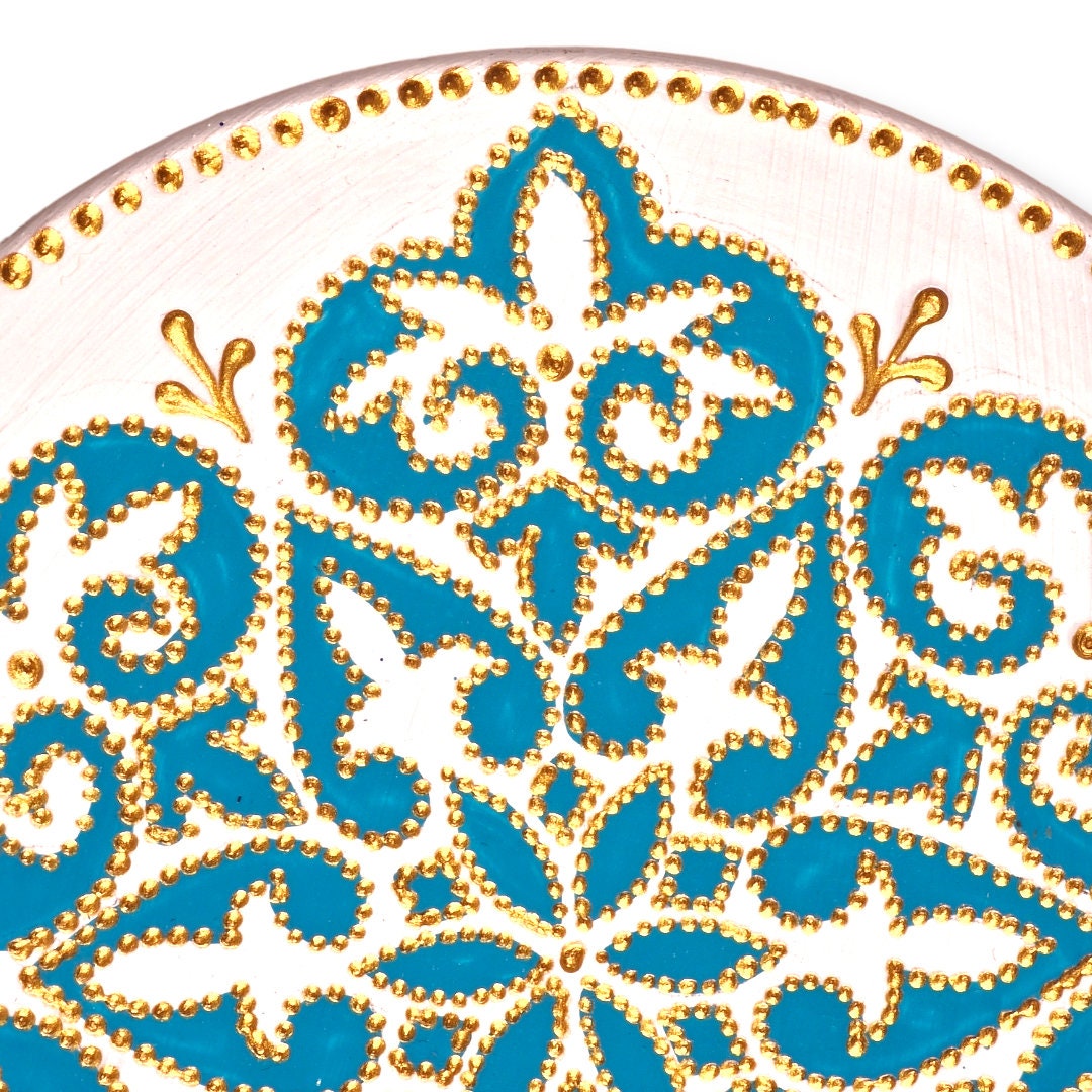 Plato de cerámica de 16 cm pintado a mano con un delicado diseño de "tazhib", el preciado arte persa de la iluminación y puntillismo.