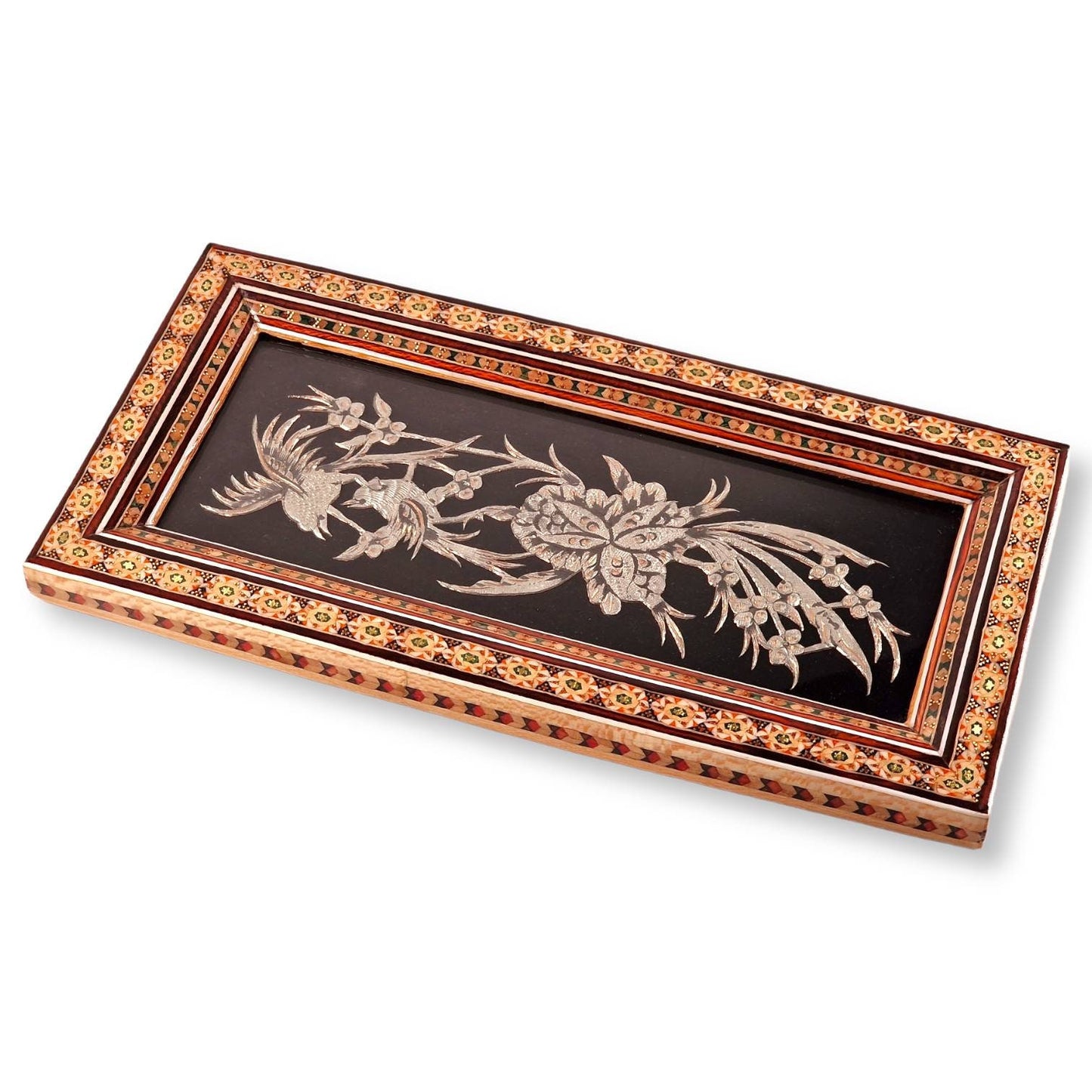 Cuadro de madera con un diseño de flores y pájaros grabado sobre cobre con el arte persa del "ghalamzani" y marquetería o "khatam kari".