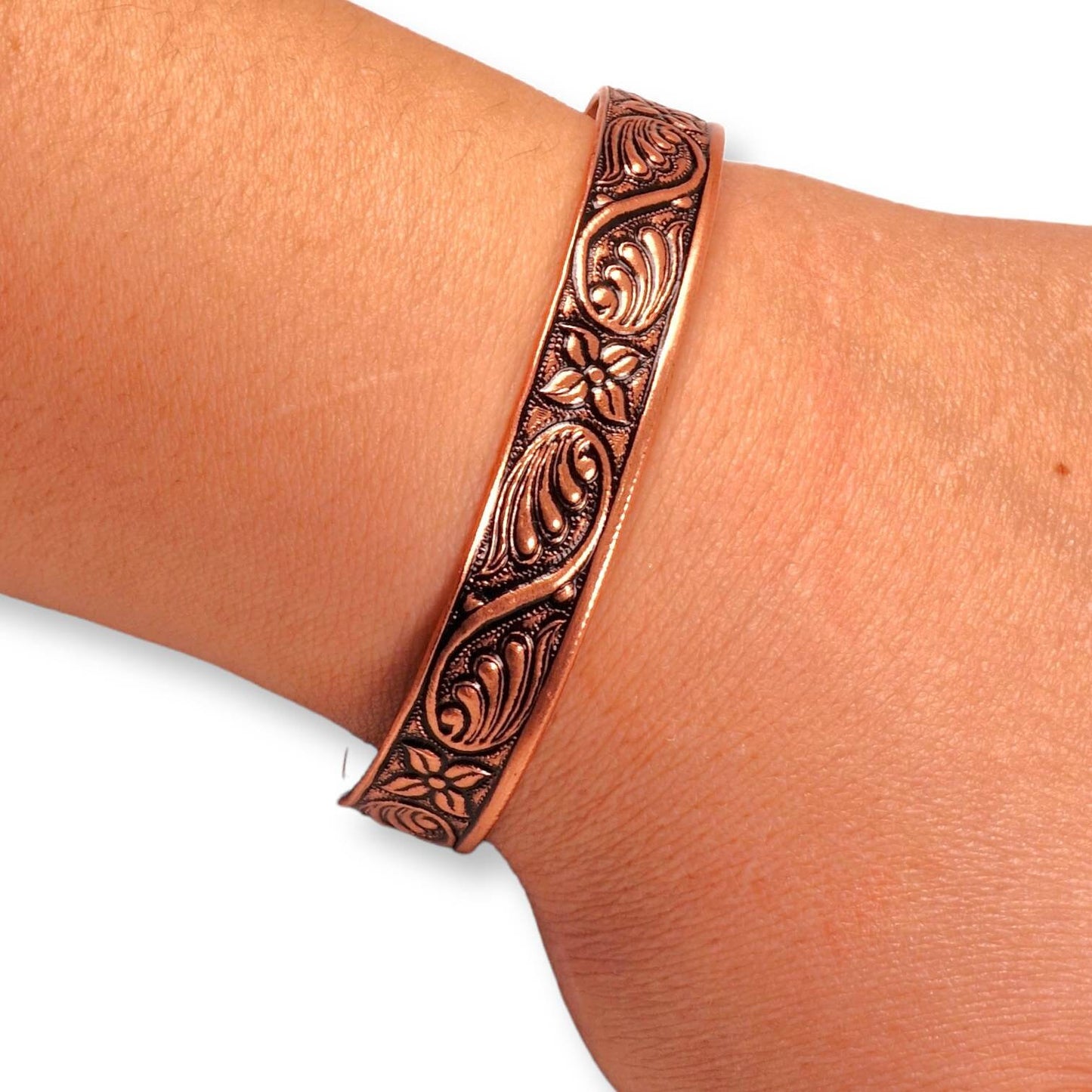 Pulsera ajustable grabada a mano en cobre con el arte persa del "ghalamzani" representando un hermoso diseño vegetal-floral.