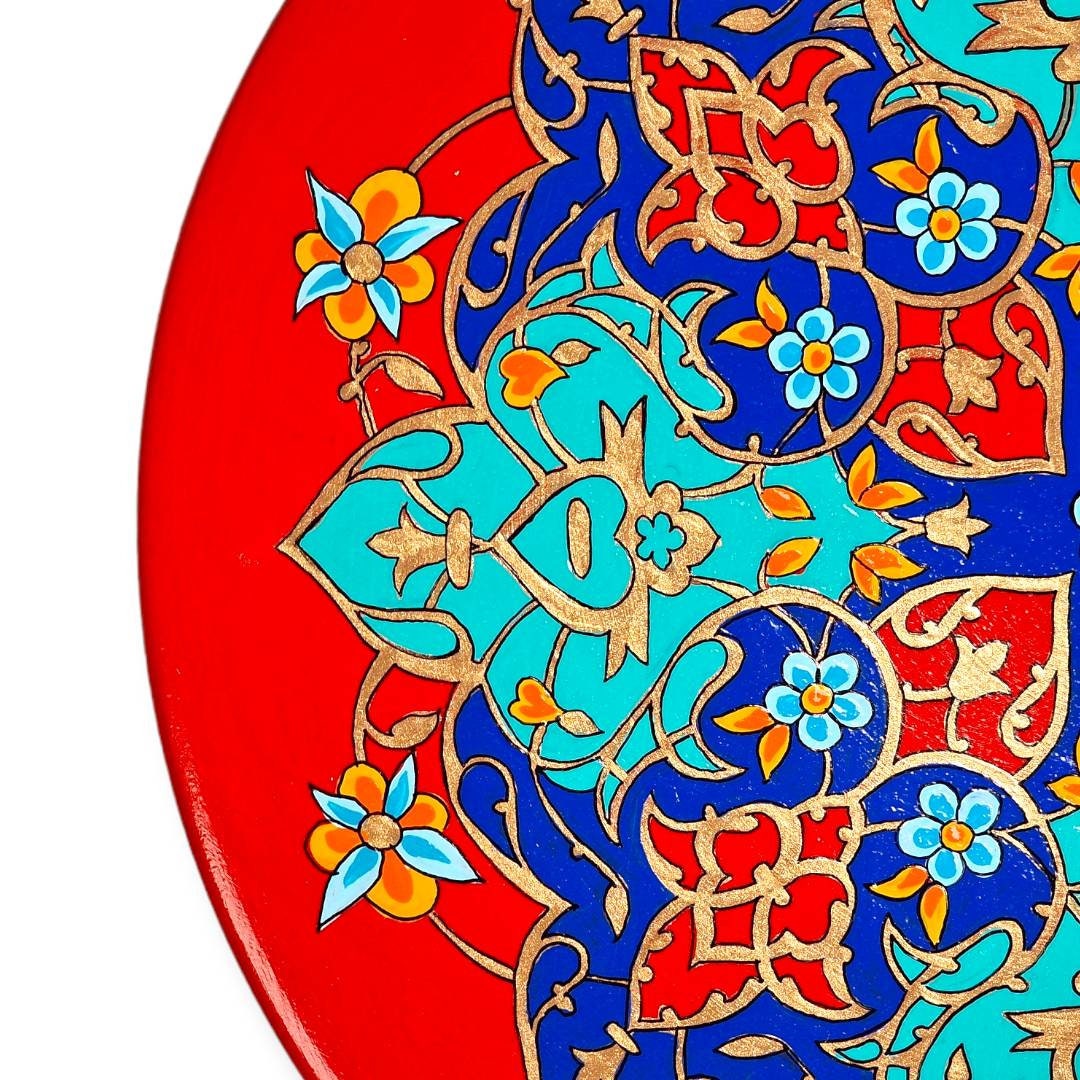 Plato de cerámica de 35 cm pintado a mano con un extraordinario diseño de "tazhib", el exquisito arte persa de la iluminación con dorado.