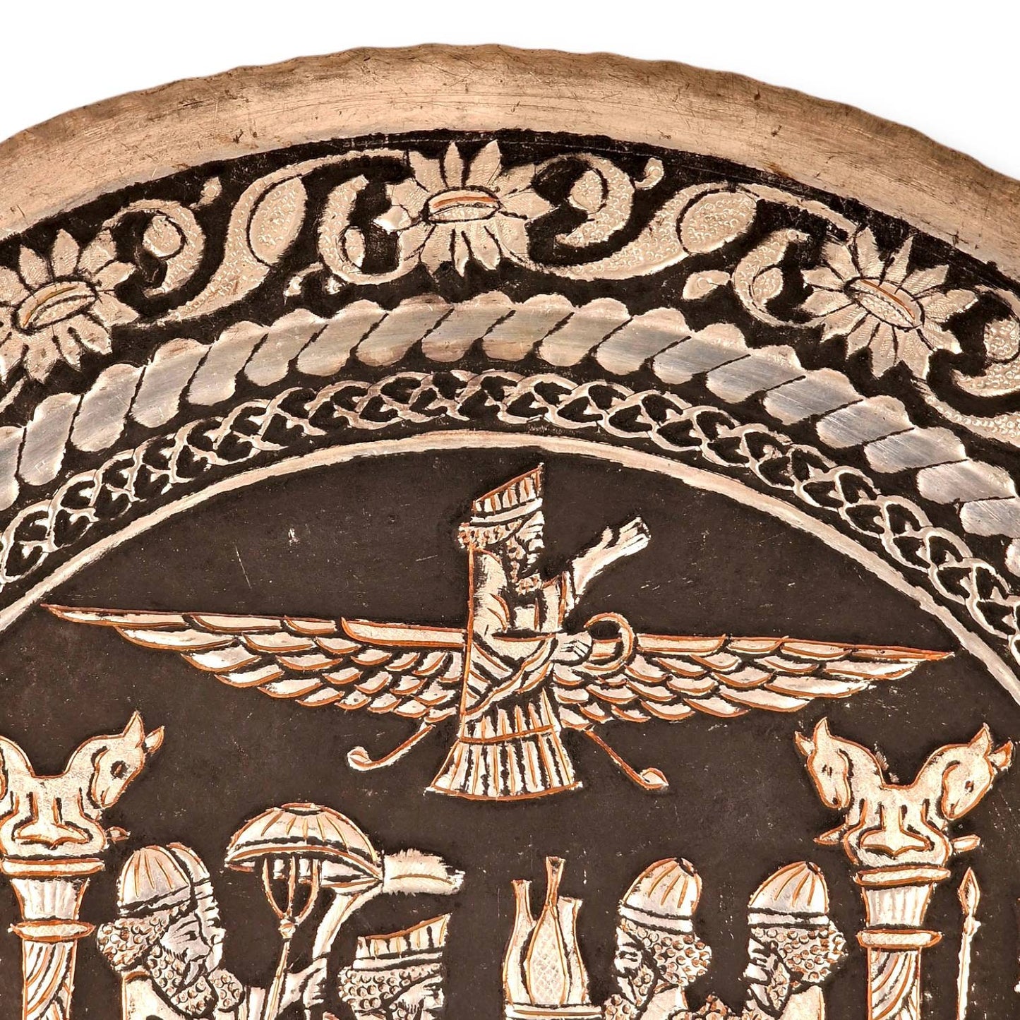 Plato decorativo de 50 cm grabado a mano en cobre con el intrincado arte persa del "ghalamzani" inspirado en los bajorrelieves de Persépolis