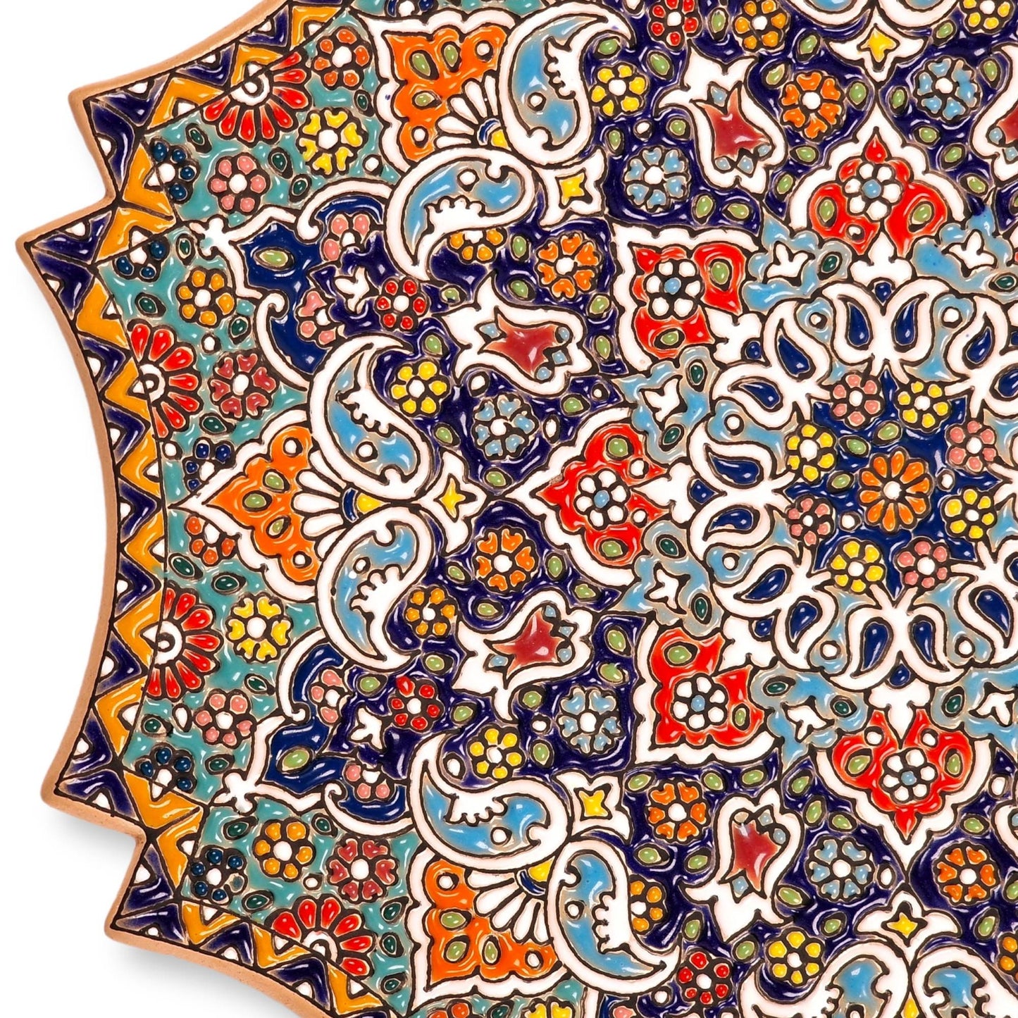 Plato de cerámica de 26 cm decorado a mano mediante el arte persa del "minakari" o esmaltado con un diseño geométrico-floral en relieve.