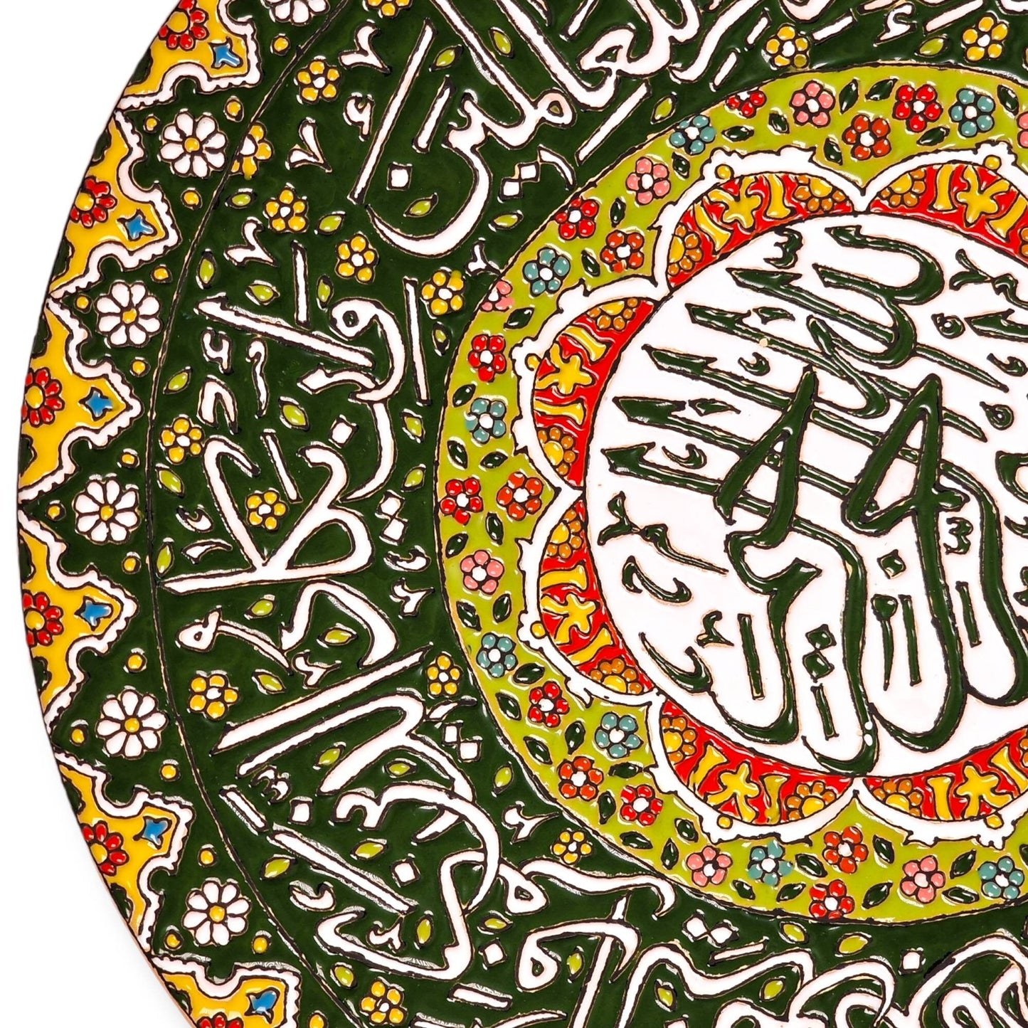 Plato de cerámica de 35 cm decorado a mano mediante el arte persa del "minakari" o esmaltado con un diseño caligráfico en lengua árabe.