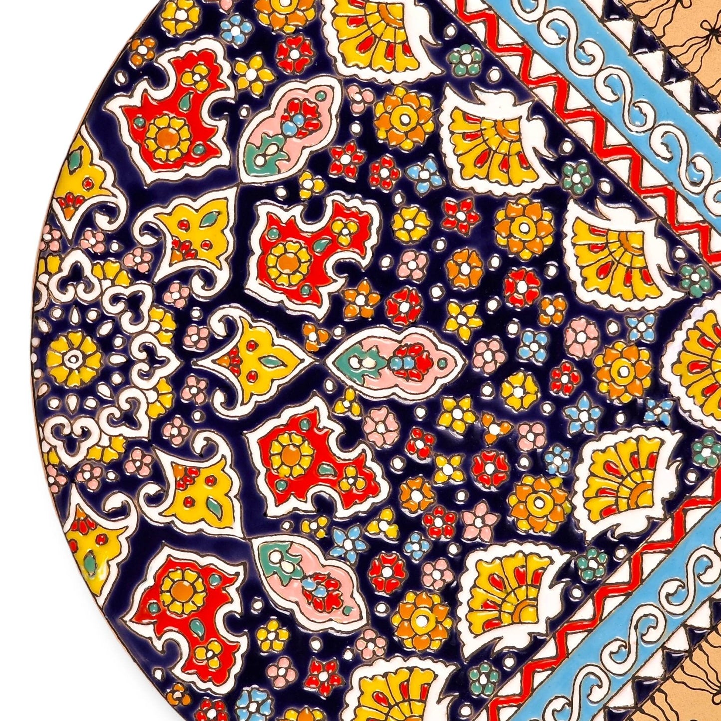 Plato de cerámica de 30 cm decorado a mano mediante el arte persa del "minakari" o esmaltado con un diseño en relieve de alfombra floreada.