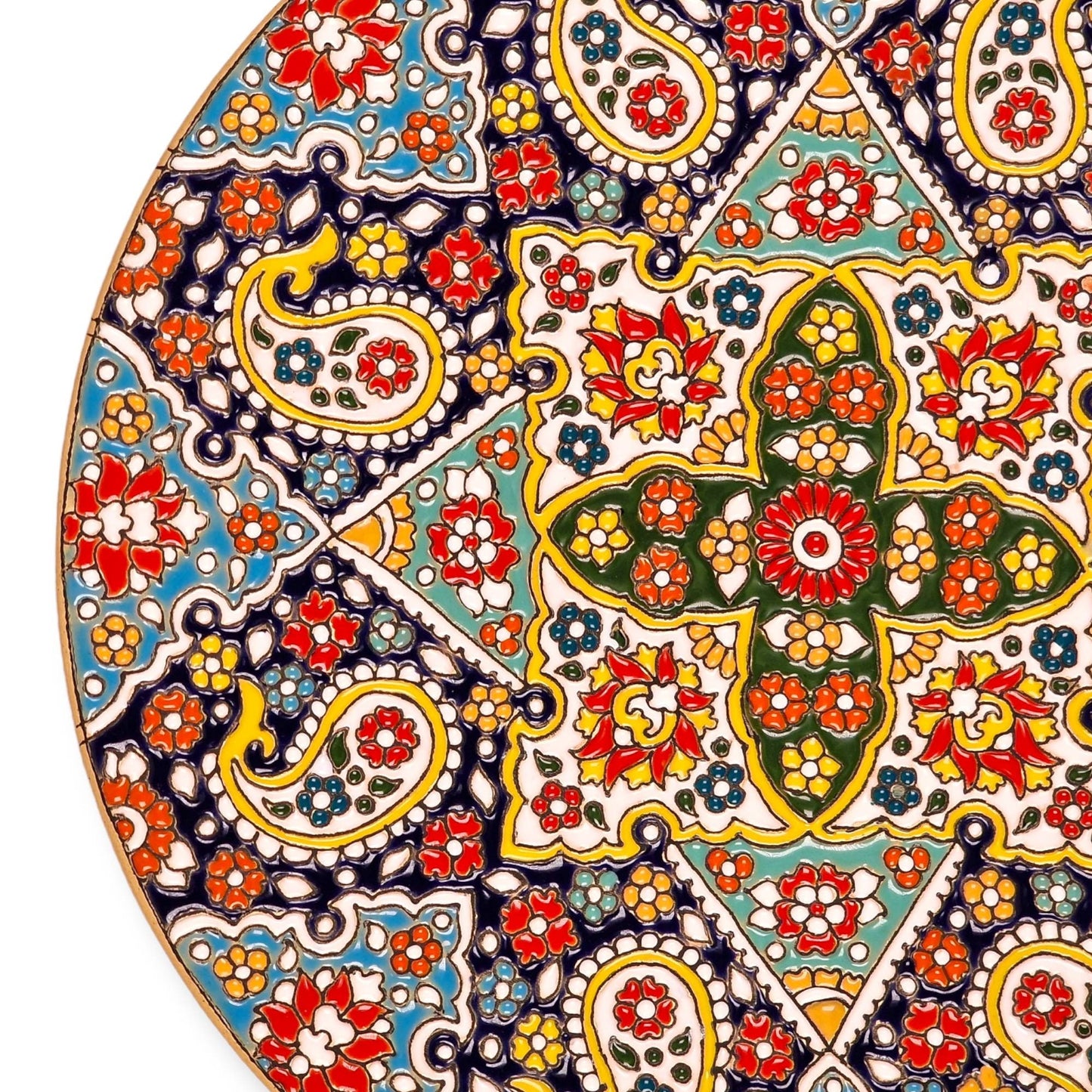 Plato de cerámica de 25 cm decorado a mano mediante el arte persa del "minakari" o esmaltado con un diseño geométrico-floral en relieve.