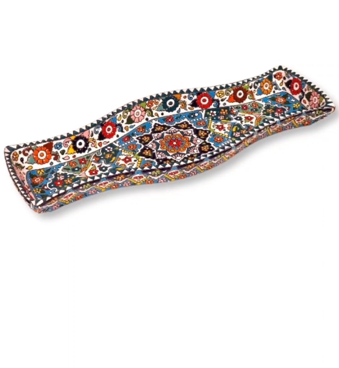 Bandeja de cerámica en forma ondulante decorada a mano mediante el arte persa del "minakari" o esmaltado con un hermoso diseño en relieve.