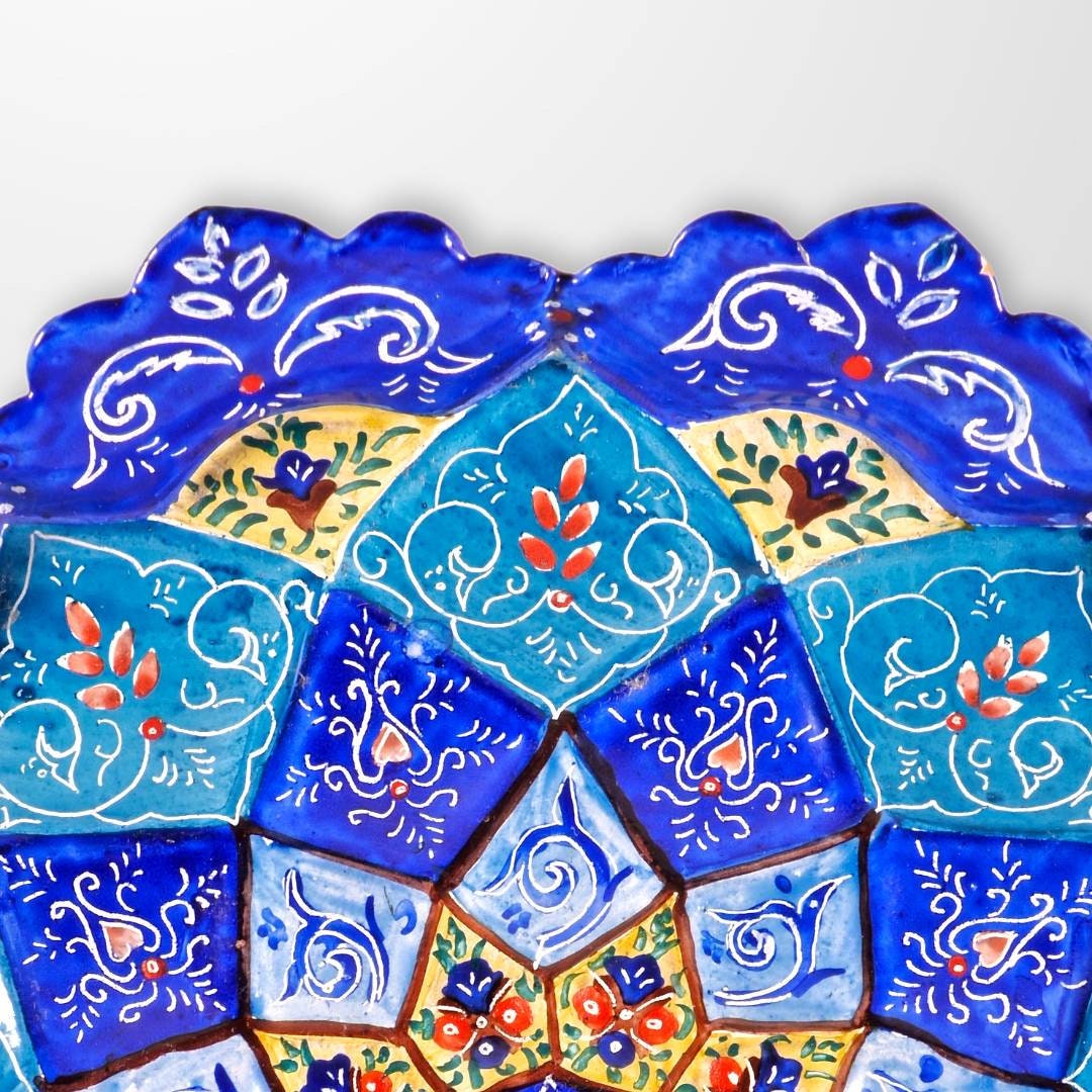 Plato de cobre de 19 cm pintado a mano mediante el arte persa del "minakari" o esmaltado con un colorido diseño geométrico-floral.