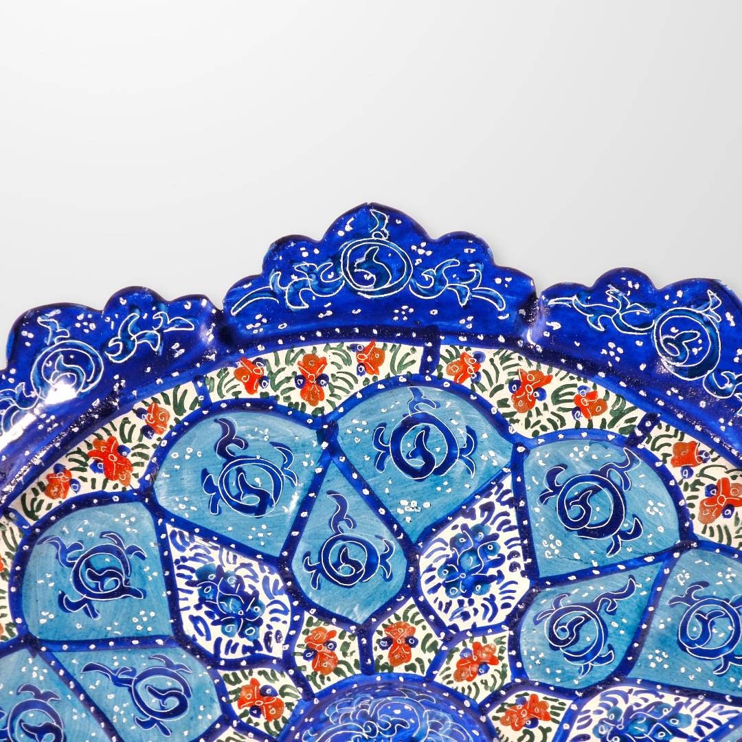 Plato de cobre de 19 cm pintado a mano mediante el arte persa del "minakari" o esmaltado con un colorido diseño geométrico-floral.