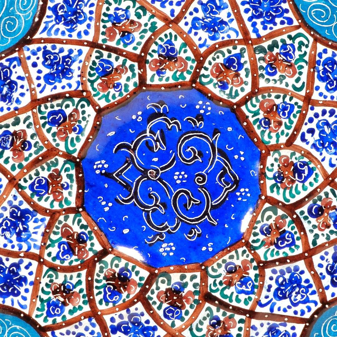 Juego de plato de 24 cm y dos jarrones pintado a mano mediante el arte persa del "minakari" o esmaltado con un colorido e intrincado diseño.