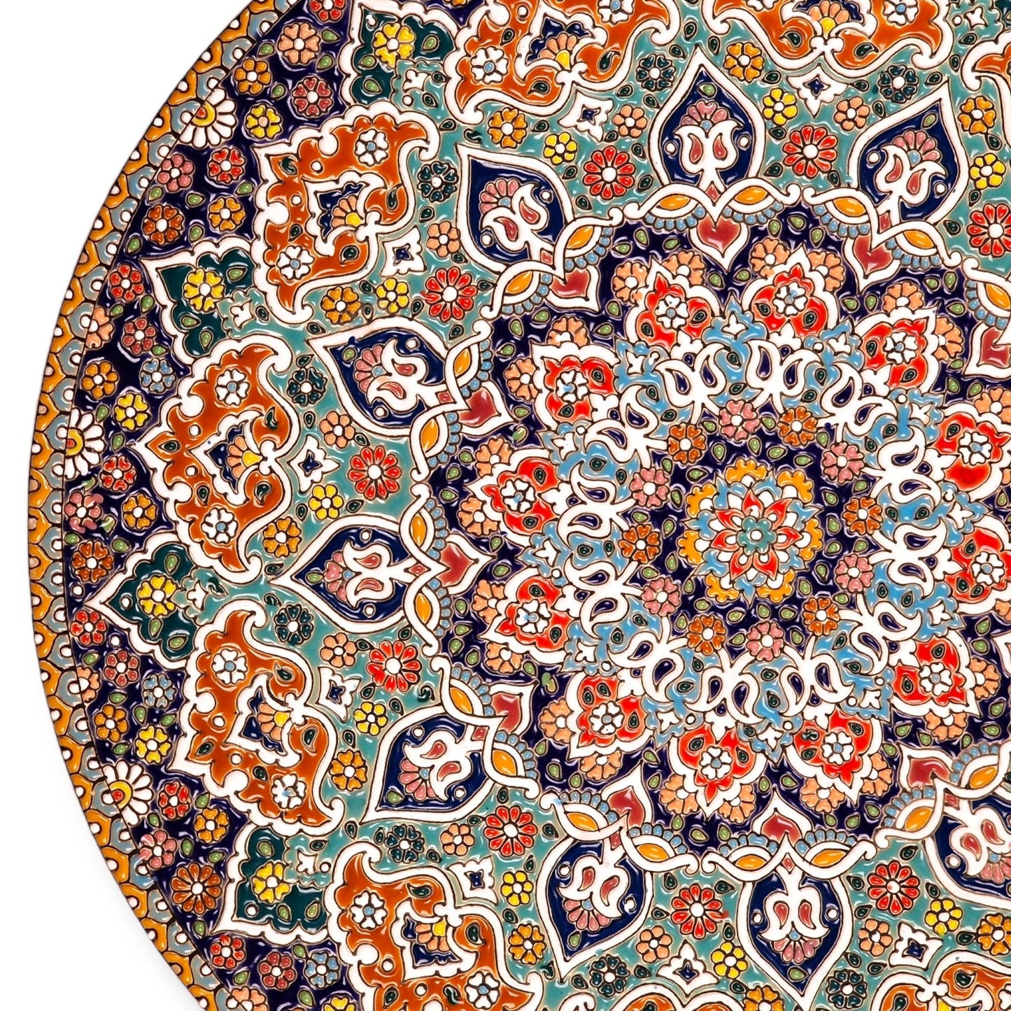 Plato de cerámica de 35 cm decorado a mano mediante el arte persa del "minakari" o esmaltado con un diseño geométrico-floral en relieve.