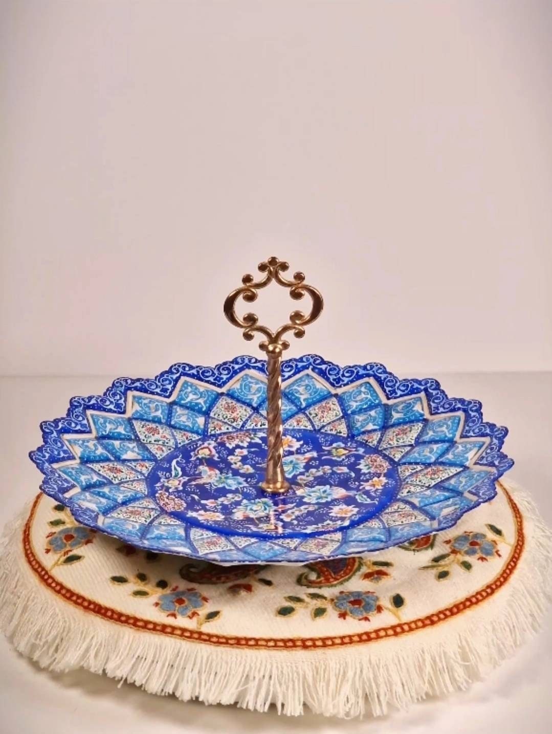 Hermoso soporte para dulces de cobre pintado a mano mediante el arte persa del "minakari" o esmaltado con un diseño geométrico-floral.