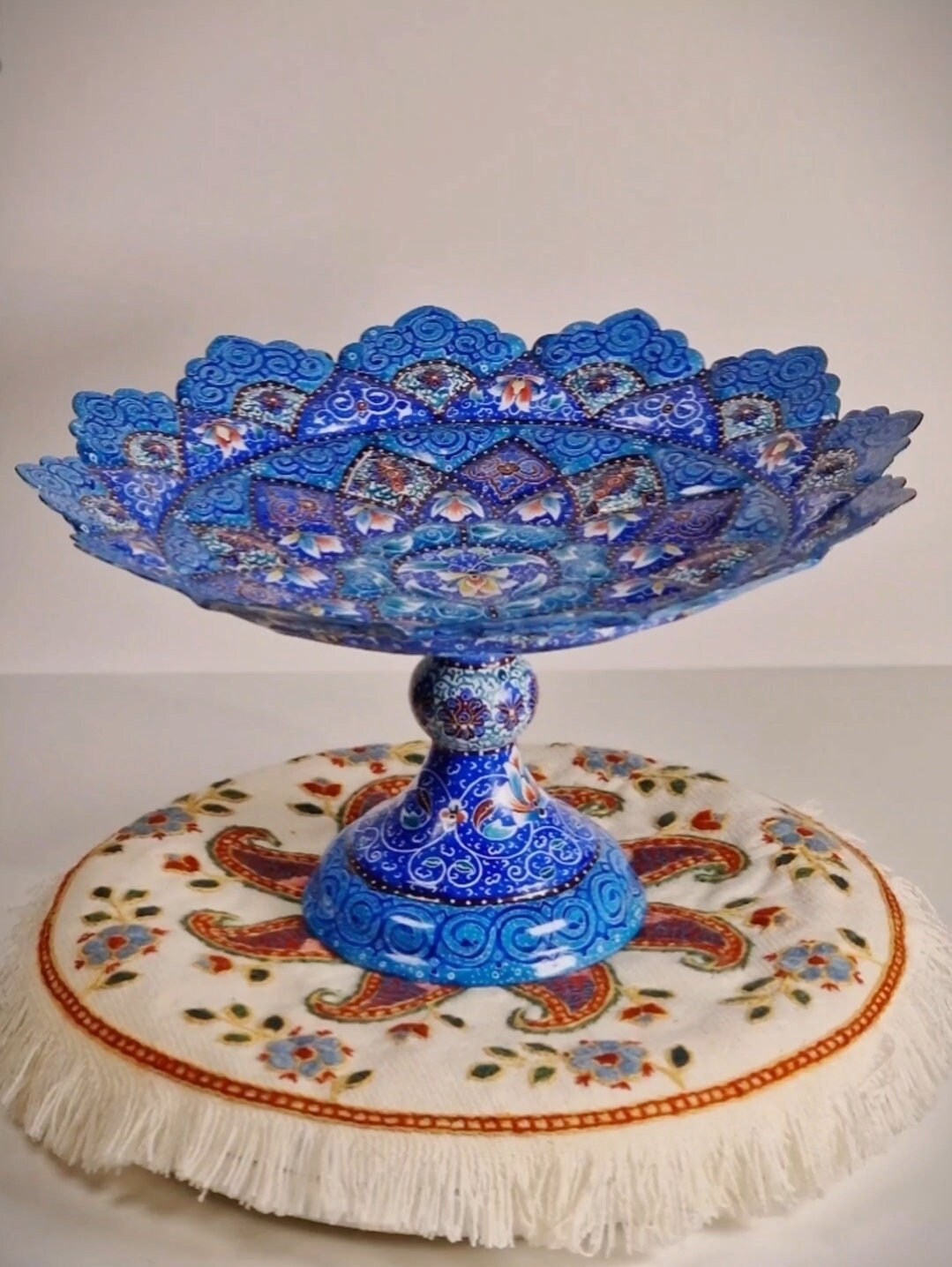 Frutero/soporte para dulces de cobre pintado a mano mediante el arte persa del "minakari" o esmaltado con un diseño geométrico-floral.