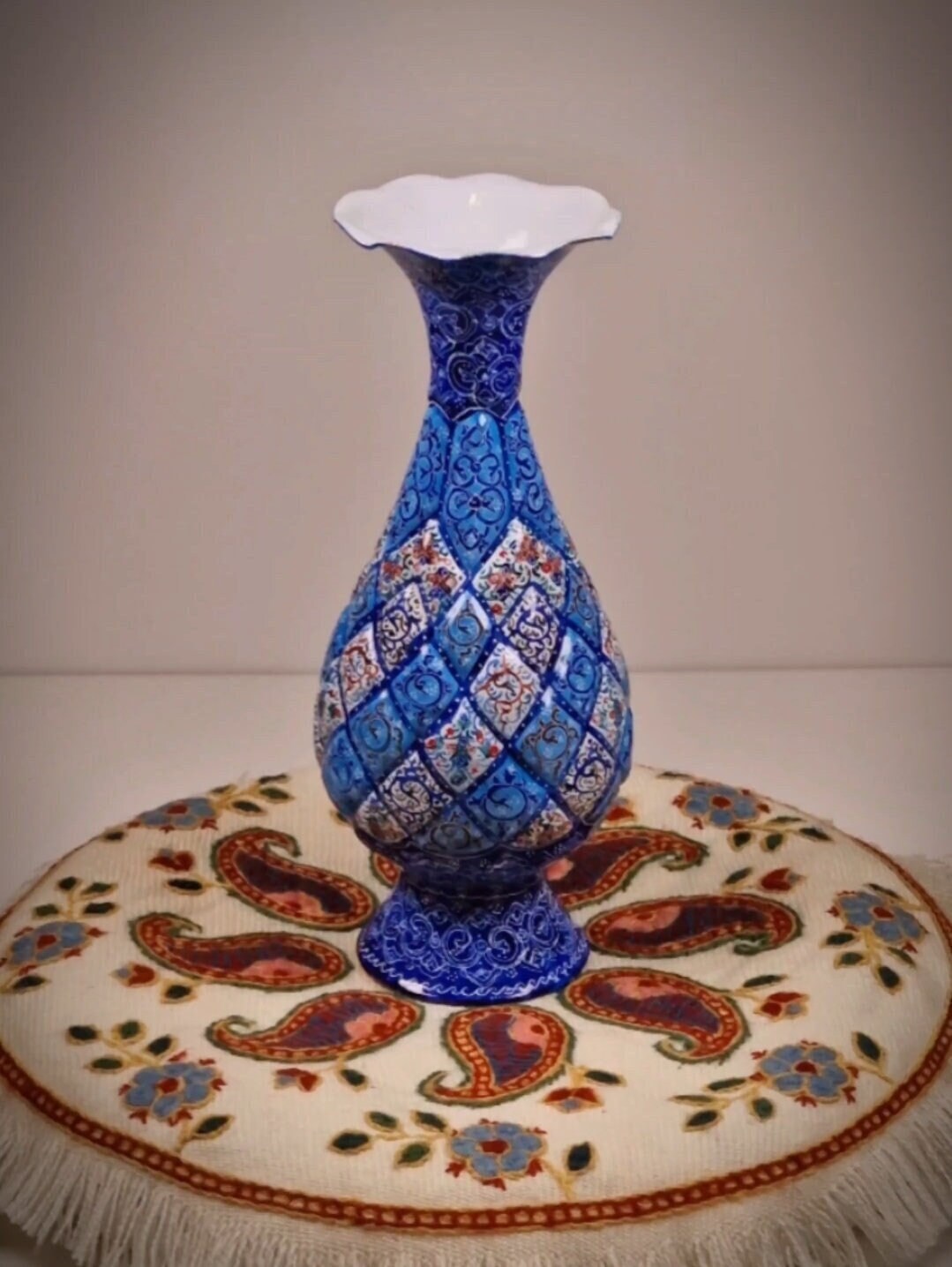 Jarrón florero de cobre pintado a mano mediante el arte persa del "minakari" o esmaltado con un original diseño geométrico-floral.