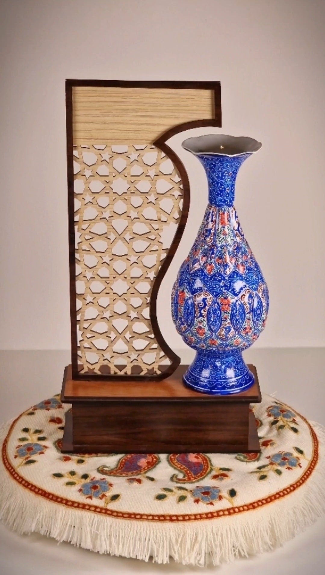 Original escultura decorativa con celosía geométrica y un jarrón de cobre pintado a mano mediante el arte persa del "minakari" o esmaltado.