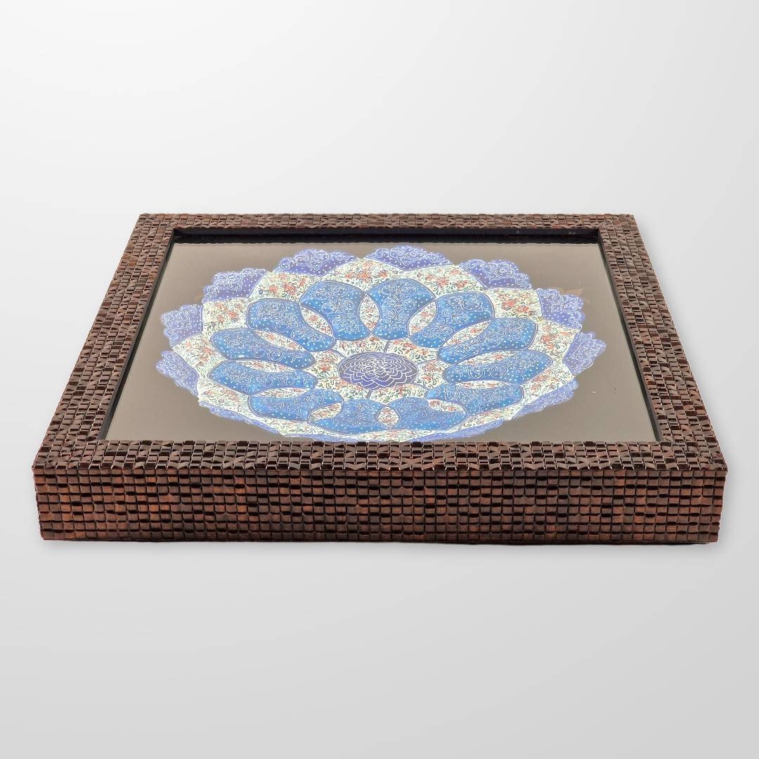 Plato de cobre enmarcado pintado a mano mediante el arte persa del "minakari" o esmaltado con un intrincado diseño geométrico-floral.