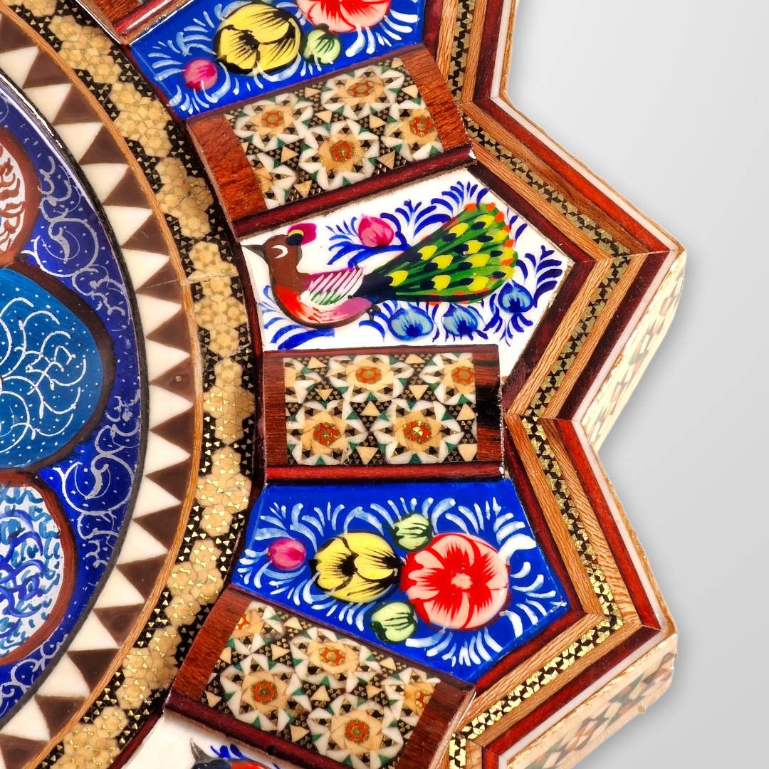 Reloj de madera hecho a mano y decorado con cobre esmaltado (minakari), miniatura persa de flores y pájaros y marquetería (khatam kari).