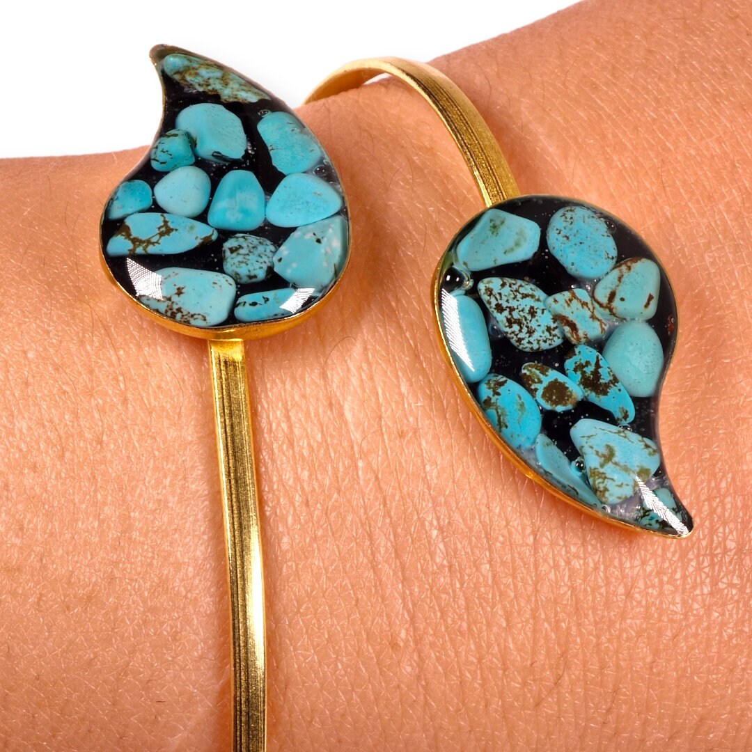 Pulsera y anillo ajustables elaborados en latón con el arte persa del "Firoozeh Koobi" o incrustación de turquesas y diseño de "boteh jeghe"