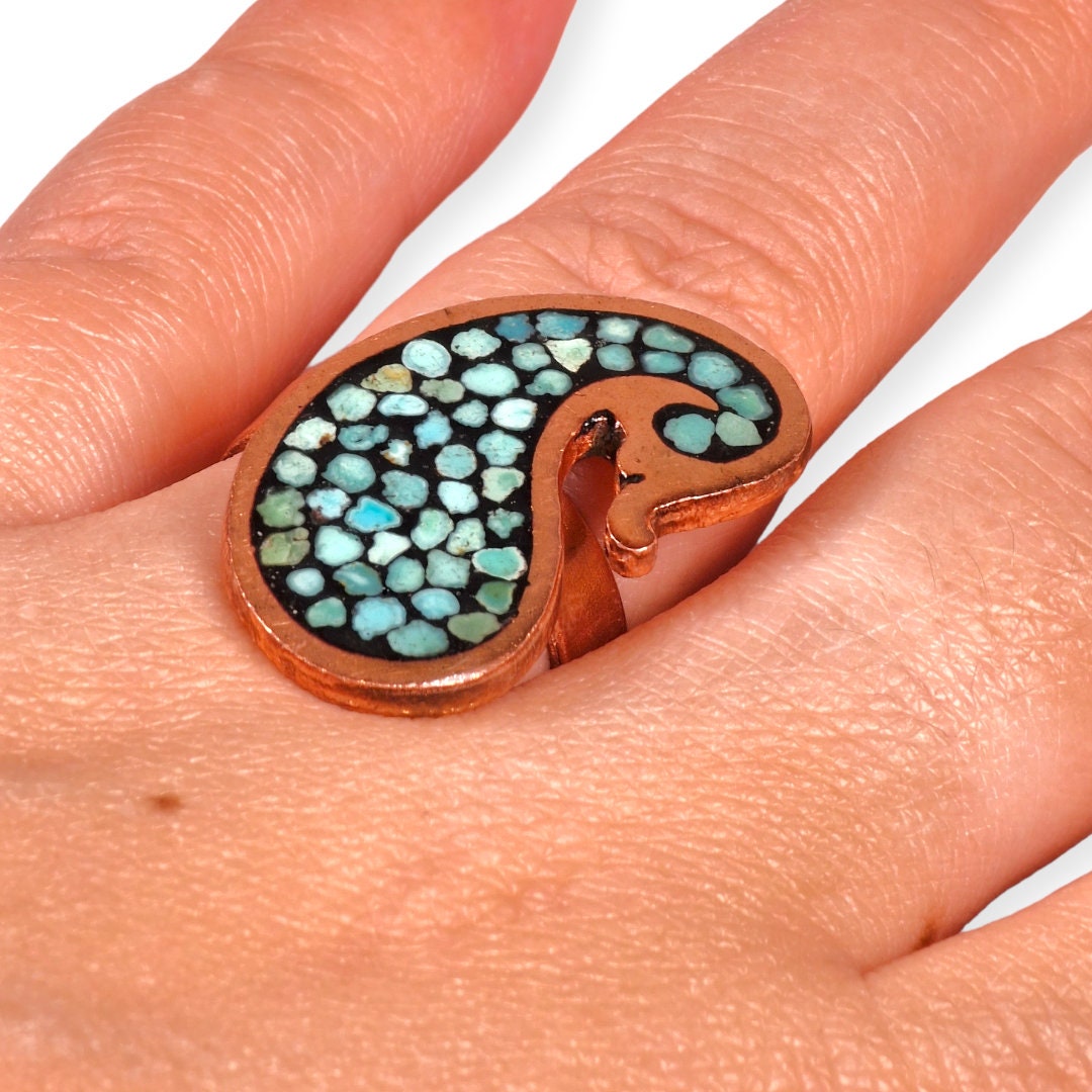 Pulsera y anillo ajustables elaborados en cobre con el arte persa del "Firoozeh Koobi" o incrustación de turquesas y diseño de "boteh jeghe"