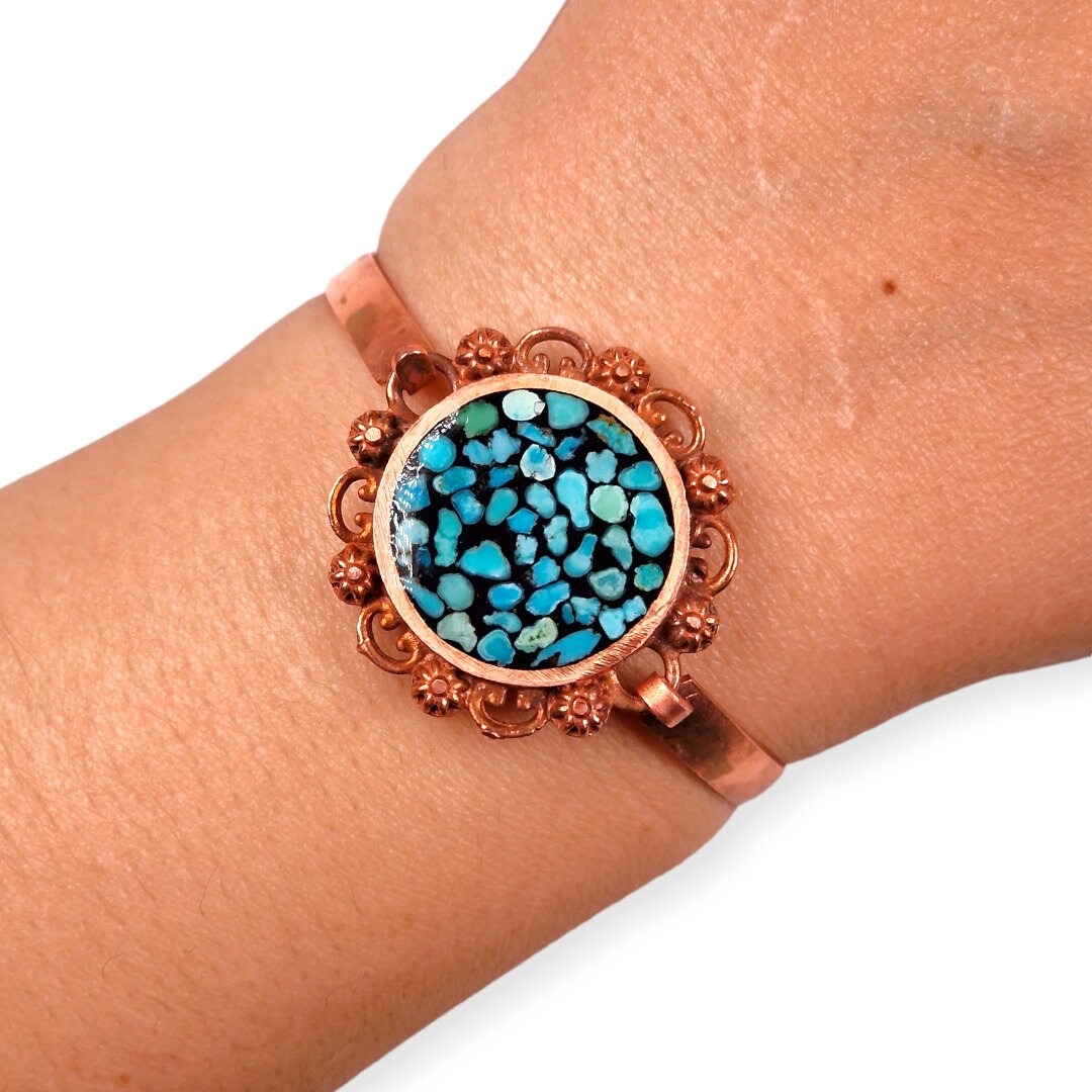 Pulsera elaborada en cobre con el arte persa del "Firoozeh Koobi" o incrustación de turquesas y un hermoso diseño floral.