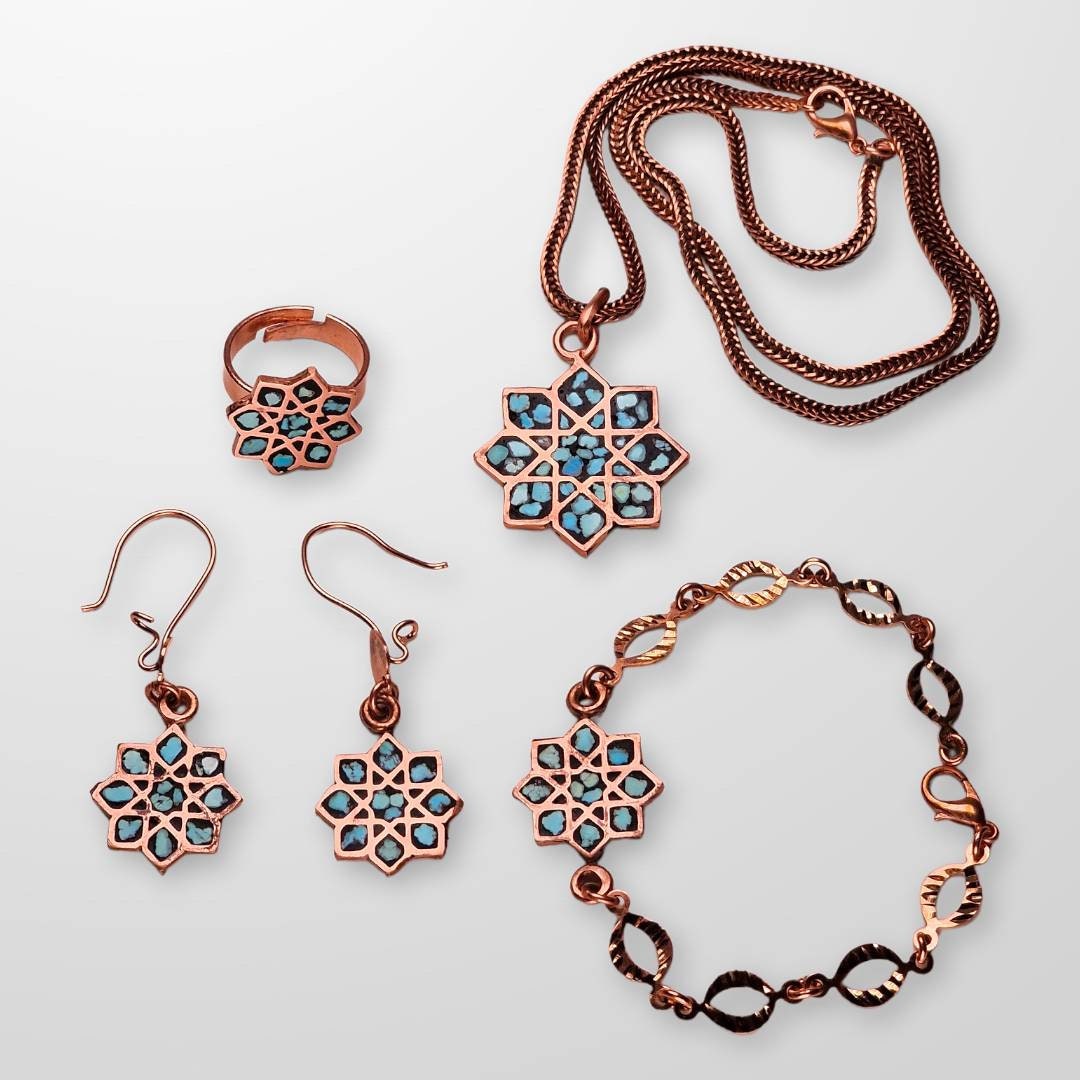Elegante set elaborado en cobre con el arte persa del "Firoozeh Koobi" o incrustación de turquesas y un diseño de estrella de ocho puntas.